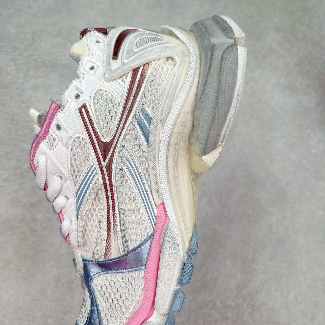 图片[7]-＃纯原 BALENCIAGA Runner Sneaker 巴黎世家七代慢跑系列低帮复古野跑潮流运动鞋老爹鞋 尼龙和网布材质 磨损效果 鞋头边缘印有尺码 背面浮印尺码 外侧印有跑者徽标 鞋舌刺绣 Balenciaga 品牌标识 鞋跟背面 Balenciaga品牌标识 材质采用65%聚氨酯、35%聚酯纤维 全新 Runner 鞋型轮廓借鉴于 2000 年初的复古线条 搭载大网眼面料制成鞋面基础，由粉色、白色尼龍与橡胶质地覆盖鞋面诠释线条感 当中透过几道手缝线与折损痕更是精准的掌握历经时间淬炼的破旧痕迹 延续其手法至鞋领、鞋跟、鞋带、中底等部分均饰有破损及脏污之貌 尤其是鞋领处与鞋带孔眼条更是采用不规则做旧技术将内容物泡棉随机露出 尺码：35 36 37 38 39 40 41 42 43 44 45 46-选品中心