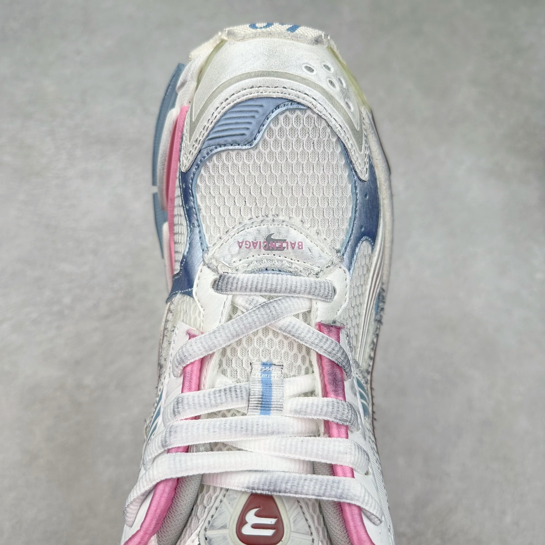 图片[4]-＃纯原 BALENCIAGA Runner Sneaker 巴黎世家七代慢跑系列低帮复古野跑潮流运动鞋老爹鞋 尼龙和网布材质 磨损效果 鞋头边缘印有尺码 背面浮印尺码 外侧印有跑者徽标 鞋舌刺绣 Balenciaga 品牌标识 鞋跟背面 Balenciaga品牌标识 材质采用65%聚氨酯、35%聚酯纤维 全新 Runner 鞋型轮廓借鉴于 2000 年初的复古线条 搭载大网眼面料制成鞋面基础，由粉色、白色尼龍与橡胶质地覆盖鞋面诠释线条感 当中透过几道手缝线与折损痕更是精准的掌握历经时间淬炼的破旧痕迹 延续其手法至鞋领、鞋跟、鞋带、中底等部分均饰有破损及脏污之貌 尤其是鞋领处与鞋带孔眼条更是采用不规则做旧技术将内容物泡棉随机露出 尺码：35 36 37 38 39 40 41 42 43 44 45 46-选品中心
