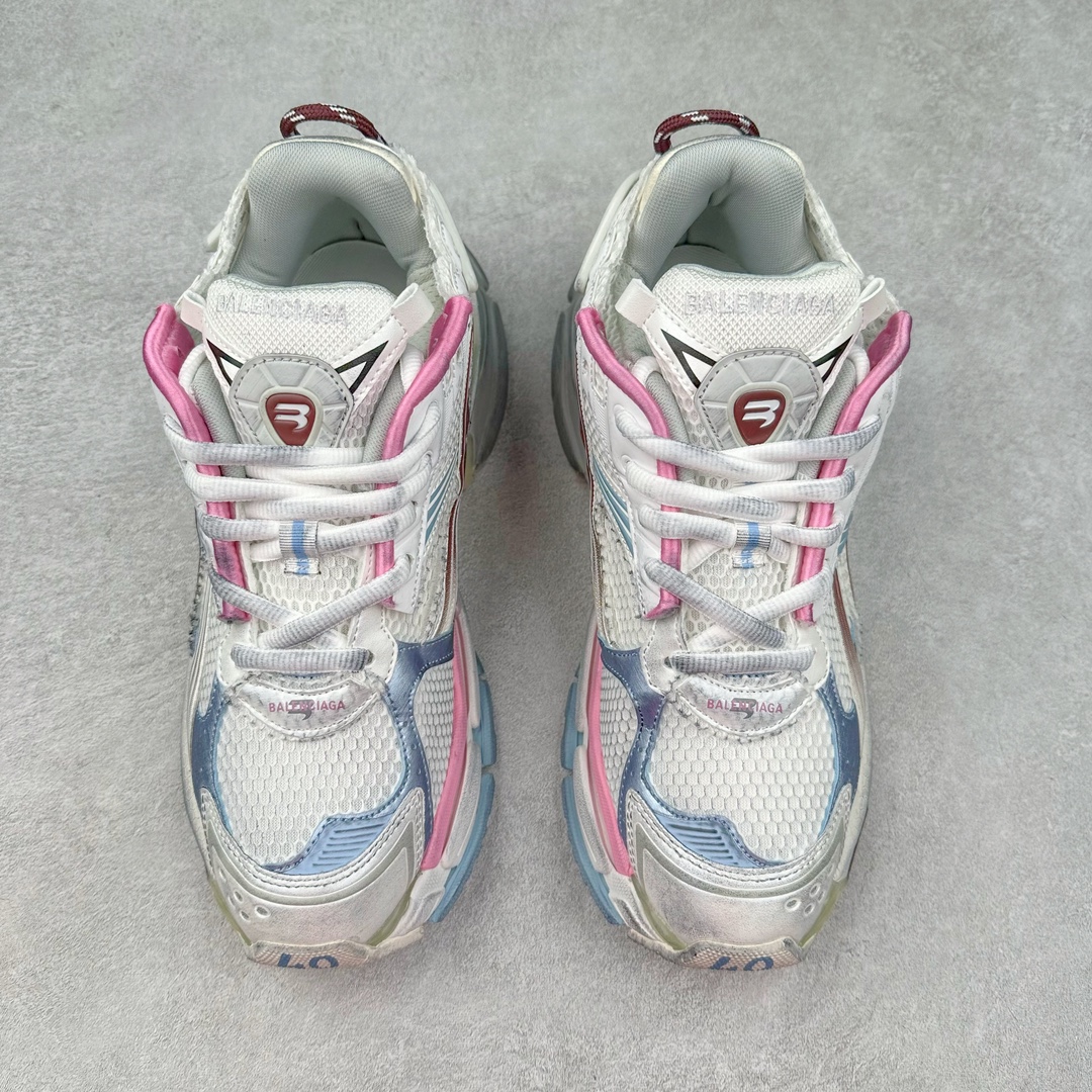 图片[2]-＃纯原 BALENCIAGA Runner Sneaker 巴黎世家七代慢跑系列低帮复古野跑潮流运动鞋老爹鞋 尼龙和网布材质 磨损效果 鞋头边缘印有尺码 背面浮印尺码 外侧印有跑者徽标 鞋舌刺绣 Balenciaga 品牌标识 鞋跟背面 Balenciaga品牌标识 材质采用65%聚氨酯、35%聚酯纤维 全新 Runner 鞋型轮廓借鉴于 2000 年初的复古线条 搭载大网眼面料制成鞋面基础，由粉色、白色尼龍与橡胶质地覆盖鞋面诠释线条感 当中透过几道手缝线与折损痕更是精准的掌握历经时间淬炼的破旧痕迹 延续其手法至鞋领、鞋跟、鞋带、中底等部分均饰有破损及脏污之貌 尤其是鞋领处与鞋带孔眼条更是采用不规则做旧技术将内容物泡棉随机露出 尺码：35 36 37 38 39 40 41 42 43 44 45 46-选品中心