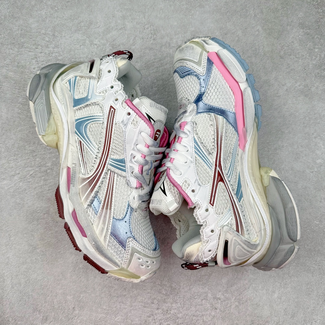 图片[3]-＃纯原 BALENCIAGA Runner Sneaker 巴黎世家七代慢跑系列低帮复古野跑潮流运动鞋老爹鞋 尼龙和网布材质 磨损效果 鞋头边缘印有尺码 背面浮印尺码 外侧印有跑者徽标 鞋舌刺绣 Balenciaga 品牌标识 鞋跟背面 Balenciaga品牌标识 材质采用65%聚氨酯、35%聚酯纤维 全新 Runner 鞋型轮廓借鉴于 2000 年初的复古线条 搭载大网眼面料制成鞋面基础，由粉色、白色尼龍与橡胶质地覆盖鞋面诠释线条感 当中透过几道手缝线与折损痕更是精准的掌握历经时间淬炼的破旧痕迹 延续其手法至鞋领、鞋跟、鞋带、中底等部分均饰有破损及脏污之貌 尤其是鞋领处与鞋带孔眼条更是采用不规则做旧技术将内容物泡棉随机露出 尺码：35 36 37 38 39 40 41 42 43 44 45 46-选品中心