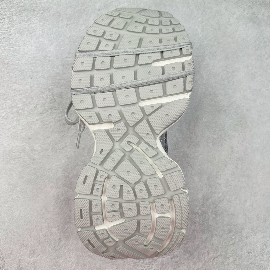 图片[9]-＃纯原 BALENCIAGA 3XL Sneakers 巴黎世家十代网布系带低帮走秀复古老爹鞋 全套原纸板楦头开发 最原汁原味的灵魂版型 全鞋荧光划线卡点 胶水把控整洁度追求极致完美 每一双都是工艺品 多重QC质检 超越公司货的品控标准 实实在在的免检产品 原盒原配 正确字体电绣 粗细、位置、大小正确 侧边TPU 透气孔匹配意产原版 正确分离大底 TPU软底 原版一致大底LOGO 立体感十足 原厂皮料水洗做旧 采购原厂网纱 不含皮革 网布材料和聚氨酯 磨损效果 鞋头边缘和后帮 Balenciaga 徽标 鞋面和后跟凸印尺码 鞋舌 3XL 橡胶品牌标识和反光细节 鞋帮拉袢和鞋舌拉祥 配反光细节 备用鞋带在鞋履前侧 可在穿着前取下 便于不同造型搭配 正常尺码 尺码：35 36 37 38 39 40 41 42 43 44 45 46-选品中心