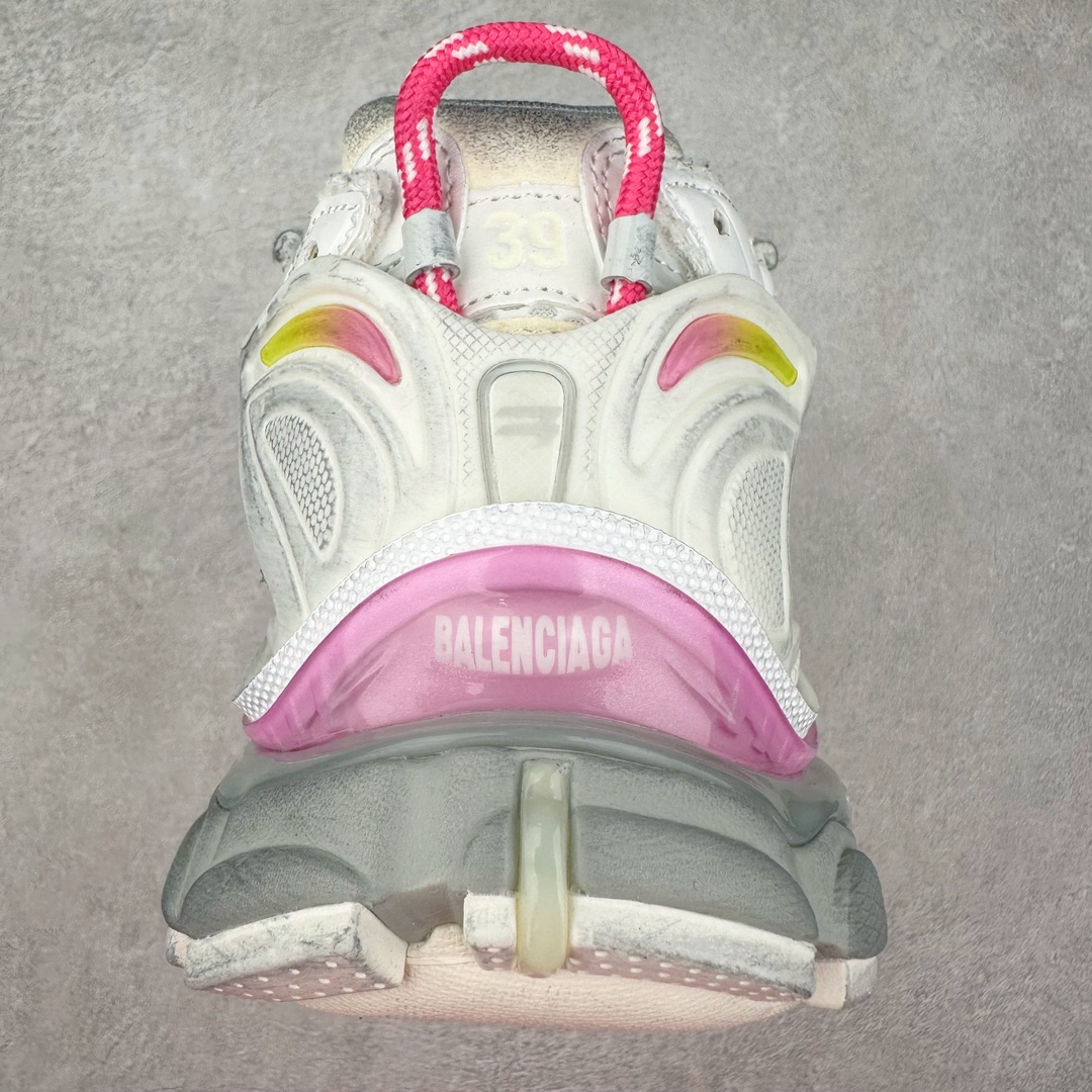图片[8]-＃纯原 BALENCIAGA Runner Sneaker 巴黎世家七代慢跑系列低帮复古野跑潮流运动鞋老爹鞋 尼龙和网布材质 磨损效果 鞋头边缘印有尺码 背面浮印尺码 外侧印有跑者徽标 鞋舌刺绣 Balenciaga 品牌标识 鞋跟背面 Balenciaga品牌标识 材质采用65%聚氨酯、35%聚酯纤维 全新 Runner 鞋型轮廓借鉴于 2000 年初的复古线条 搭载大网眼面料制成鞋面基础，由粉色、白色尼龍与橡胶质地覆盖鞋面诠释线条感 当中透过几道手缝线与折损痕更是精准的掌握历经时间淬炼的破旧痕迹 延续其手法至鞋领、鞋跟、鞋带、中底等部分均饰有破损及脏污之貌 尤其是鞋领处与鞋带孔眼条更是采用不规则做旧技术将内容物泡棉随机露出 尺码：35 36 37 38 39 40 41 42 43 44 45 46-选品中心