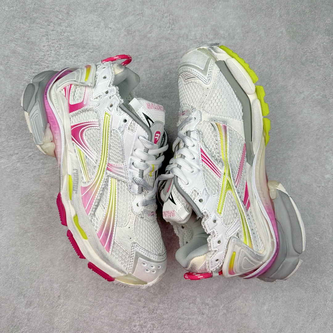 图片[3]-＃纯原 BALENCIAGA Runner Sneaker 巴黎世家七代慢跑系列低帮复古野跑潮流运动鞋老爹鞋 尼龙和网布材质 磨损效果 鞋头边缘印有尺码 背面浮印尺码 外侧印有跑者徽标 鞋舌刺绣 Balenciaga 品牌标识 鞋跟背面 Balenciaga品牌标识 材质采用65%聚氨酯、35%聚酯纤维 全新 Runner 鞋型轮廓借鉴于 2000 年初的复古线条 搭载大网眼面料制成鞋面基础，由粉色、白色尼龍与橡胶质地覆盖鞋面诠释线条感 当中透过几道手缝线与折损痕更是精准的掌握历经时间淬炼的破旧痕迹 延续其手法至鞋领、鞋跟、鞋带、中底等部分均饰有破损及脏污之貌 尤其是鞋领处与鞋带孔眼条更是采用不规则做旧技术将内容物泡棉随机露出 尺码：35 36 37 38 39 40 41 42 43 44 45 46-选品中心