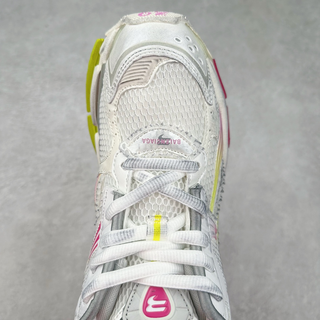 图片[4]-＃纯原 BALENCIAGA Runner Sneaker 巴黎世家七代慢跑系列低帮复古野跑潮流运动鞋老爹鞋 尼龙和网布材质 磨损效果 鞋头边缘印有尺码 背面浮印尺码 外侧印有跑者徽标 鞋舌刺绣 Balenciaga 品牌标识 鞋跟背面 Balenciaga品牌标识 材质采用65%聚氨酯、35%聚酯纤维 全新 Runner 鞋型轮廓借鉴于 2000 年初的复古线条 搭载大网眼面料制成鞋面基础，由粉色、白色尼龍与橡胶质地覆盖鞋面诠释线条感 当中透过几道手缝线与折损痕更是精准的掌握历经时间淬炼的破旧痕迹 延续其手法至鞋领、鞋跟、鞋带、中底等部分均饰有破损及脏污之貌 尤其是鞋领处与鞋带孔眼条更是采用不规则做旧技术将内容物泡棉随机露出 尺码：35 36 37 38 39 40 41 42 43 44 45 46-选品中心