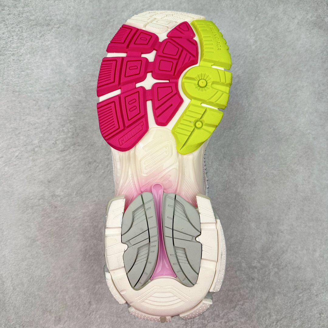 图片[9]-＃纯原 BALENCIAGA Runner Sneaker 巴黎世家七代慢跑系列低帮复古野跑潮流运动鞋老爹鞋 尼龙和网布材质 磨损效果 鞋头边缘印有尺码 背面浮印尺码 外侧印有跑者徽标 鞋舌刺绣 Balenciaga 品牌标识 鞋跟背面 Balenciaga品牌标识 材质采用65%聚氨酯、35%聚酯纤维 全新 Runner 鞋型轮廓借鉴于 2000 年初的复古线条 搭载大网眼面料制成鞋面基础，由粉色、白色尼龍与橡胶质地覆盖鞋面诠释线条感 当中透过几道手缝线与折损痕更是精准的掌握历经时间淬炼的破旧痕迹 延续其手法至鞋领、鞋跟、鞋带、中底等部分均饰有破损及脏污之貌 尤其是鞋领处与鞋带孔眼条更是采用不规则做旧技术将内容物泡棉随机露出 尺码：35 36 37 38 39 40 41 42 43 44 45 46-选品中心