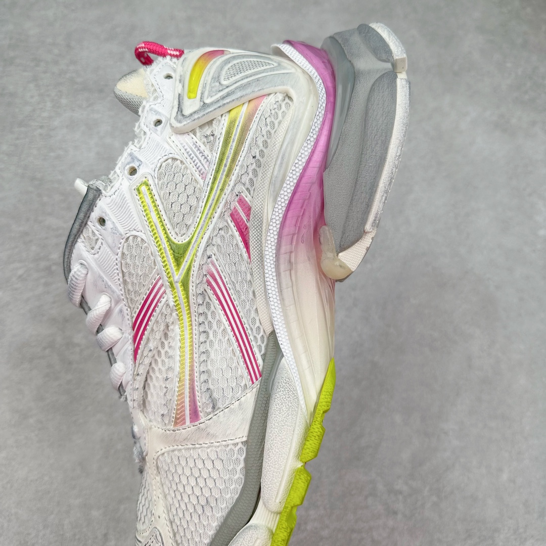 图片[7]-＃纯原 BALENCIAGA Runner Sneaker 巴黎世家七代慢跑系列低帮复古野跑潮流运动鞋老爹鞋 尼龙和网布材质 磨损效果 鞋头边缘印有尺码 背面浮印尺码 外侧印有跑者徽标 鞋舌刺绣 Balenciaga 品牌标识 鞋跟背面 Balenciaga品牌标识 材质采用65%聚氨酯、35%聚酯纤维 全新 Runner 鞋型轮廓借鉴于 2000 年初的复古线条 搭载大网眼面料制成鞋面基础，由粉色、白色尼龍与橡胶质地覆盖鞋面诠释线条感 当中透过几道手缝线与折损痕更是精准的掌握历经时间淬炼的破旧痕迹 延续其手法至鞋领、鞋跟、鞋带、中底等部分均饰有破损及脏污之貌 尤其是鞋领处与鞋带孔眼条更是采用不规则做旧技术将内容物泡棉随机露出 尺码：35 36 37 38 39 40 41 42 43 44 45 46-选品中心