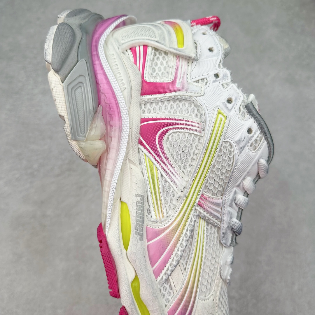 图片[6]-＃纯原 BALENCIAGA Runner Sneaker 巴黎世家七代慢跑系列低帮复古野跑潮流运动鞋老爹鞋 尼龙和网布材质 磨损效果 鞋头边缘印有尺码 背面浮印尺码 外侧印有跑者徽标 鞋舌刺绣 Balenciaga 品牌标识 鞋跟背面 Balenciaga品牌标识 材质采用65%聚氨酯、35%聚酯纤维 全新 Runner 鞋型轮廓借鉴于 2000 年初的复古线条 搭载大网眼面料制成鞋面基础，由粉色、白色尼龍与橡胶质地覆盖鞋面诠释线条感 当中透过几道手缝线与折损痕更是精准的掌握历经时间淬炼的破旧痕迹 延续其手法至鞋领、鞋跟、鞋带、中底等部分均饰有破损及脏污之貌 尤其是鞋领处与鞋带孔眼条更是采用不规则做旧技术将内容物泡棉随机露出 尺码：35 36 37 38 39 40 41 42 43 44 45 46-选品中心
