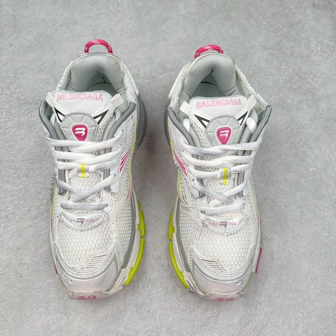 图片[2]-＃纯原 BALENCIAGA Runner Sneaker 巴黎世家七代慢跑系列低帮复古野跑潮流运动鞋老爹鞋 尼龙和网布材质 磨损效果 鞋头边缘印有尺码 背面浮印尺码 外侧印有跑者徽标 鞋舌刺绣 Balenciaga 品牌标识 鞋跟背面 Balenciaga品牌标识 材质采用65%聚氨酯、35%聚酯纤维 全新 Runner 鞋型轮廓借鉴于 2000 年初的复古线条 搭载大网眼面料制成鞋面基础，由粉色、白色尼龍与橡胶质地覆盖鞋面诠释线条感 当中透过几道手缝线与折损痕更是精准的掌握历经时间淬炼的破旧痕迹 延续其手法至鞋领、鞋跟、鞋带、中底等部分均饰有破损及脏污之貌 尤其是鞋领处与鞋带孔眼条更是采用不规则做旧技术将内容物泡棉随机露出 尺码：35 36 37 38 39 40 41 42 43 44 45 46-选品中心