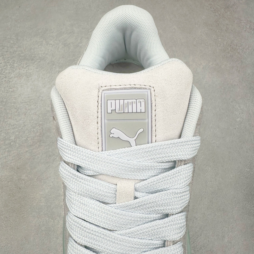 图片[5]-PUMA SUEDE XL 彪马新款面包鞋男女同款复古休闲板鞋 赠送一双鞋带 鞋身通体采用细腻的麂皮材质 厚实柔软 质感出众 鞋侧保留PUMA标志性跑道图案 侧面与后跟点缀金属色PUMA LOGO 兼具辨识度与细节感 加厚鞋垫、饱满鞋舌 搭配加宽扁形鞋带 使得穿着感更加贴合与舒适 值得一提的是 本季SUEDE XL鞋款以黑色、红色及蓝色最为瞩目 经典黑的配色 在低调之余可轻松驾驭任何潮流风格造型 而高饱和度的配色 则是当之无愧的早春出街利器。货号： 395205 尺码：36 37 37.5 38 38.5 39 40 40.5 41 42 42.5 43 44 45-选品中心