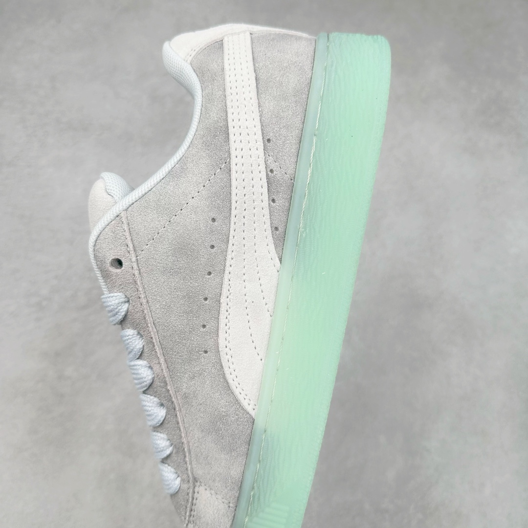 图片[7]-PUMA SUEDE XL 彪马新款面包鞋男女同款复古休闲板鞋 赠送一双鞋带 鞋身通体采用细腻的麂皮材质 厚实柔软 质感出众 鞋侧保留PUMA标志性跑道图案 侧面与后跟点缀金属色PUMA LOGO 兼具辨识度与细节感 加厚鞋垫、饱满鞋舌 搭配加宽扁形鞋带 使得穿着感更加贴合与舒适 值得一提的是 本季SUEDE XL鞋款以黑色、红色及蓝色最为瞩目 经典黑的配色 在低调之余可轻松驾驭任何潮流风格造型 而高饱和度的配色 则是当之无愧的早春出街利器。货号： 395205 尺码：36 37 37.5 38 38.5 39 40 40.5 41 42 42.5 43 44 45-选品中心