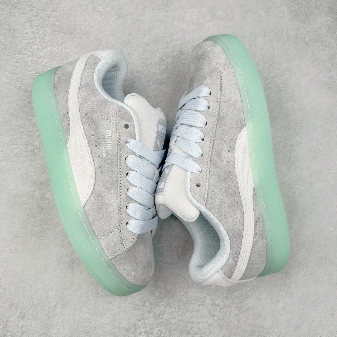 图片[3]-PUMA SUEDE XL 彪马新款面包鞋男女同款复古休闲板鞋 赠送一双鞋带 鞋身通体采用细腻的麂皮材质 厚实柔软 质感出众 鞋侧保留PUMA标志性跑道图案 侧面与后跟点缀金属色PUMA LOGO 兼具辨识度与细节感 加厚鞋垫、饱满鞋舌 搭配加宽扁形鞋带 使得穿着感更加贴合与舒适 值得一提的是 本季SUEDE XL鞋款以黑色、红色及蓝色最为瞩目 经典黑的配色 在低调之余可轻松驾驭任何潮流风格造型 而高饱和度的配色 则是当之无愧的早春出街利器。货号： 395205 尺码：36 37 37.5 38 38.5 39 40 40.5 41 42 42.5 43 44 45-选品中心