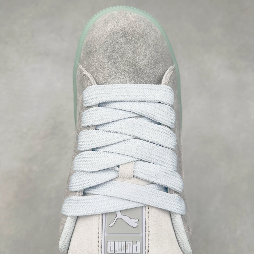 图片[4]-PUMA SUEDE XL 彪马新款面包鞋男女同款复古休闲板鞋 赠送一双鞋带 鞋身通体采用细腻的麂皮材质 厚实柔软 质感出众 鞋侧保留PUMA标志性跑道图案 侧面与后跟点缀金属色PUMA LOGO 兼具辨识度与细节感 加厚鞋垫、饱满鞋舌 搭配加宽扁形鞋带 使得穿着感更加贴合与舒适 值得一提的是 本季SUEDE XL鞋款以黑色、红色及蓝色最为瞩目 经典黑的配色 在低调之余可轻松驾驭任何潮流风格造型 而高饱和度的配色 则是当之无愧的早春出街利器。货号： 395205 尺码：36 37 37.5 38 38.5 39 40 40.5 41 42 42.5 43 44 45-选品中心