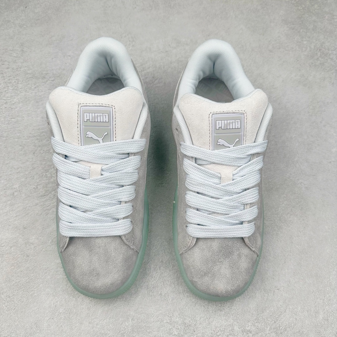 图片[2]-PUMA SUEDE XL 彪马新款面包鞋男女同款复古休闲板鞋 赠送一双鞋带 鞋身通体采用细腻的麂皮材质 厚实柔软 质感出众 鞋侧保留PUMA标志性跑道图案 侧面与后跟点缀金属色PUMA LOGO 兼具辨识度与细节感 加厚鞋垫、饱满鞋舌 搭配加宽扁形鞋带 使得穿着感更加贴合与舒适 值得一提的是 本季SUEDE XL鞋款以黑色、红色及蓝色最为瞩目 经典黑的配色 在低调之余可轻松驾驭任何潮流风格造型 而高饱和度的配色 则是当之无愧的早春出街利器。货号： 395205 尺码：36 37 37.5 38 38.5 39 40 40.5 41 42 42.5 43 44 45-选品中心