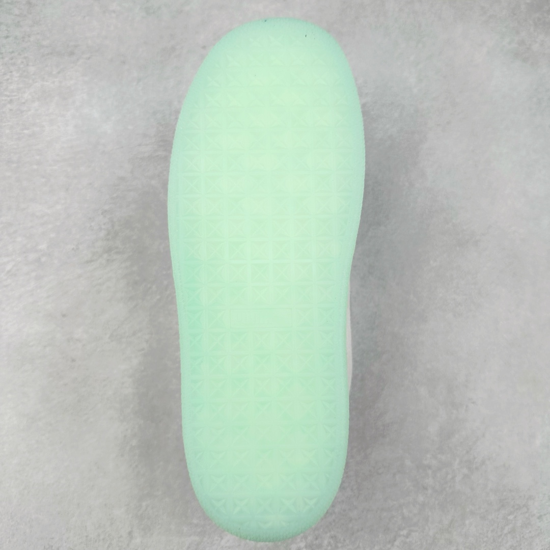 图片[9]-PUMA SUEDE XL 彪马新款面包鞋男女同款复古休闲板鞋 赠送一双鞋带 鞋身通体采用细腻的麂皮材质 厚实柔软 质感出众 鞋侧保留PUMA标志性跑道图案 侧面与后跟点缀金属色PUMA LOGO 兼具辨识度与细节感 加厚鞋垫、饱满鞋舌 搭配加宽扁形鞋带 使得穿着感更加贴合与舒适 值得一提的是 本季SUEDE XL鞋款以黑色、红色及蓝色最为瞩目 经典黑的配色 在低调之余可轻松驾驭任何潮流风格造型 而高饱和度的配色 则是当之无愧的早春出街利器。货号： 395205 尺码：36 37 37.5 38 38.5 39 40 40.5 41 42 42.5 43 44 45-选品中心