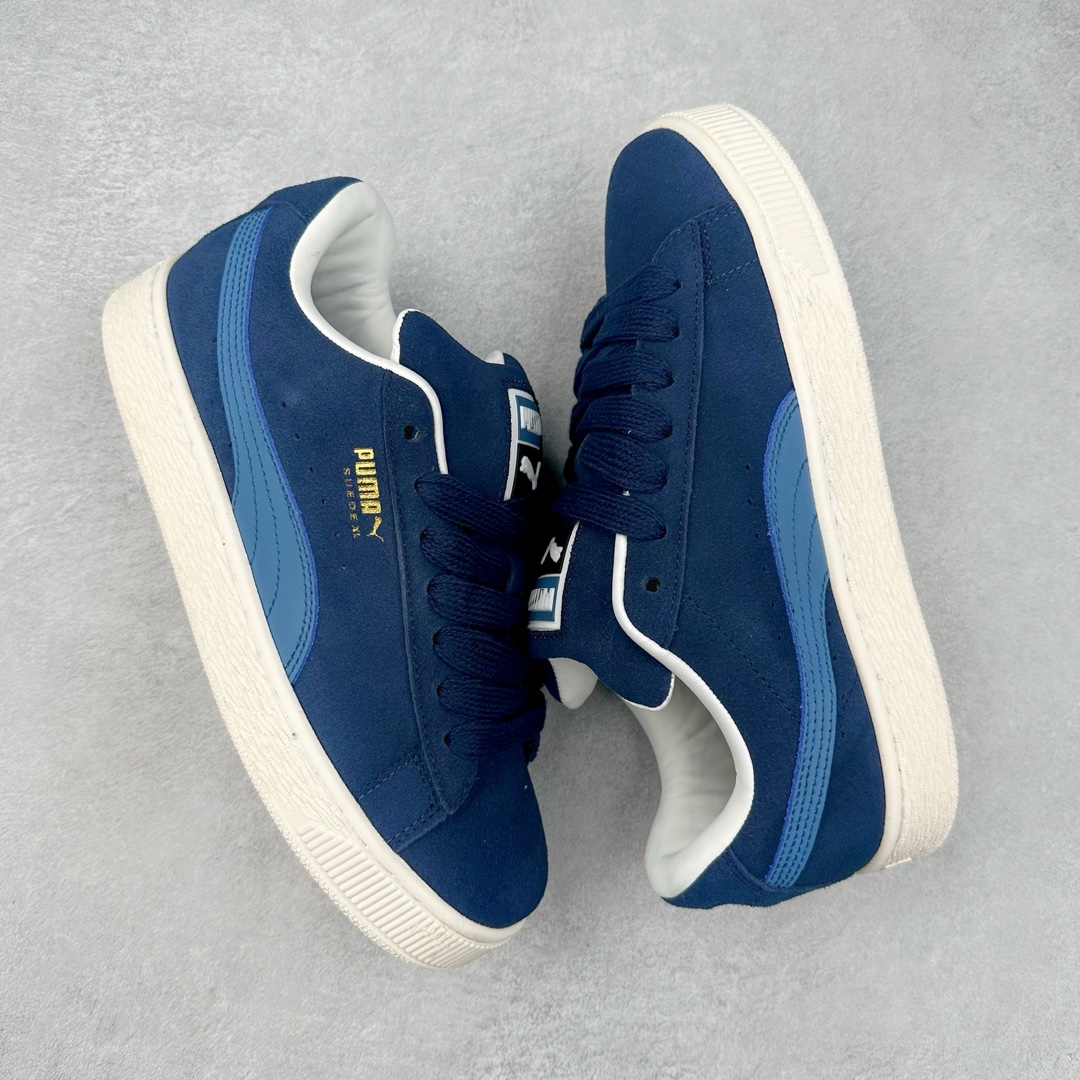 图片[3]-PUMA SUEDE XL 彪马新款面包鞋男女同款复古休闲板鞋 赠送一双鞋带 鞋身通体采用细腻的麂皮材质 厚实柔软 质感出众 鞋侧保留PUMA标志性跑道图案 侧面与后跟点缀金属色PUMA LOGO 兼具辨识度与细节感 加厚鞋垫、饱满鞋舌 搭配加宽扁形鞋带 使得穿着感更加贴合与舒适 值得一提的是 本季SUEDE XL鞋款以黑色、红色及蓝色最为瞩目 经典黑的配色 在低调之余可轻松驾驭任何潮流风格造型 而高饱和度的配色 则是当之无愧的早春出街利器。货号： 395205 尺码：36 37 37.5 38 38.5 39 40 40.5 41 42 42.5 43 44 45-选品中心