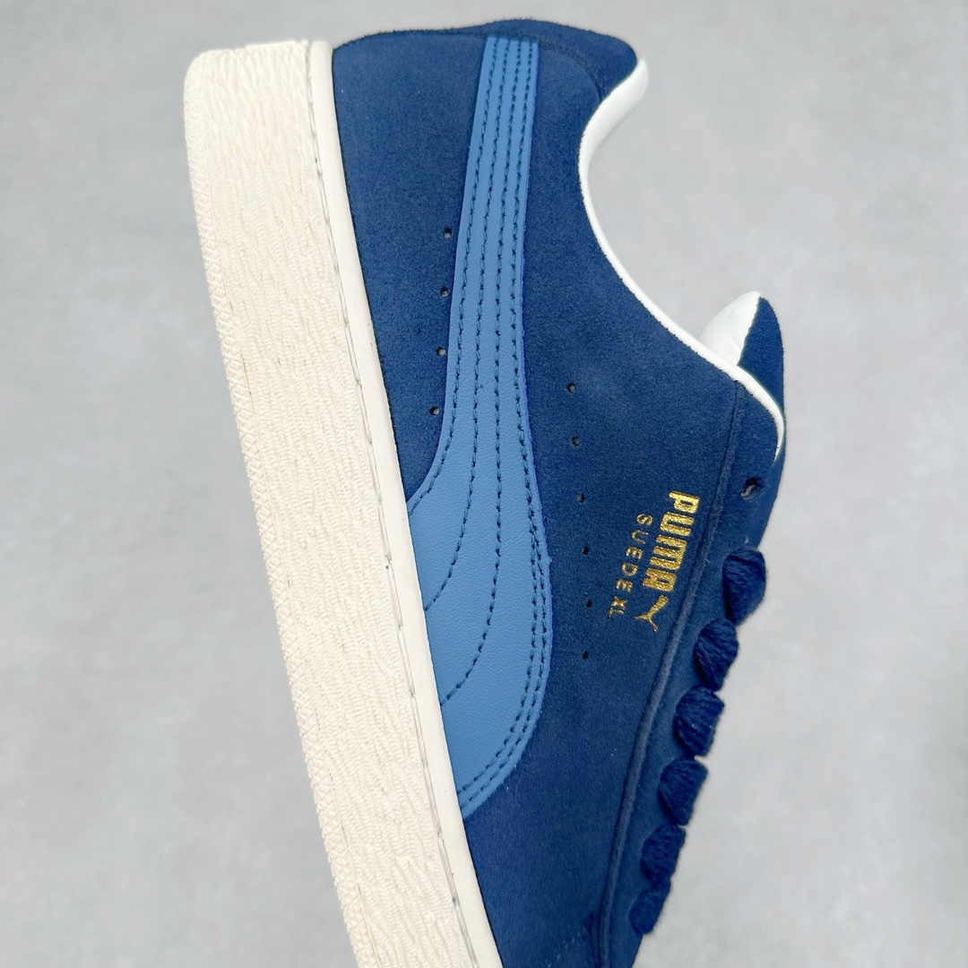 图片[6]-PUMA SUEDE XL 彪马新款面包鞋男女同款复古休闲板鞋 赠送一双鞋带 鞋身通体采用细腻的麂皮材质 厚实柔软 质感出众 鞋侧保留PUMA标志性跑道图案 侧面与后跟点缀金属色PUMA LOGO 兼具辨识度与细节感 加厚鞋垫、饱满鞋舌 搭配加宽扁形鞋带 使得穿着感更加贴合与舒适 值得一提的是 本季SUEDE XL鞋款以黑色、红色及蓝色最为瞩目 经典黑的配色 在低调之余可轻松驾驭任何潮流风格造型 而高饱和度的配色 则是当之无愧的早春出街利器。货号： 395205 尺码：36 37 37.5 38 38.5 39 40 40.5 41 42 42.5 43 44 45-选品中心