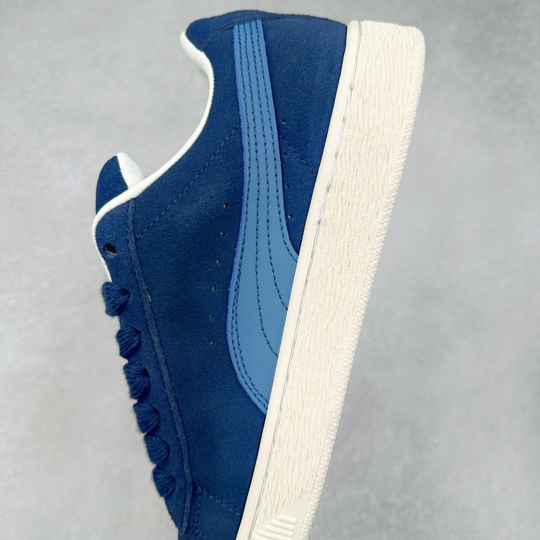 图片[7]-PUMA SUEDE XL 彪马新款面包鞋男女同款复古休闲板鞋 赠送一双鞋带 鞋身通体采用细腻的麂皮材质 厚实柔软 质感出众 鞋侧保留PUMA标志性跑道图案 侧面与后跟点缀金属色PUMA LOGO 兼具辨识度与细节感 加厚鞋垫、饱满鞋舌 搭配加宽扁形鞋带 使得穿着感更加贴合与舒适 值得一提的是 本季SUEDE XL鞋款以黑色、红色及蓝色最为瞩目 经典黑的配色 在低调之余可轻松驾驭任何潮流风格造型 而高饱和度的配色 则是当之无愧的早春出街利器。货号： 395205 尺码：36 37 37.5 38 38.5 39 40 40.5 41 42 42.5 43 44 45-选品中心