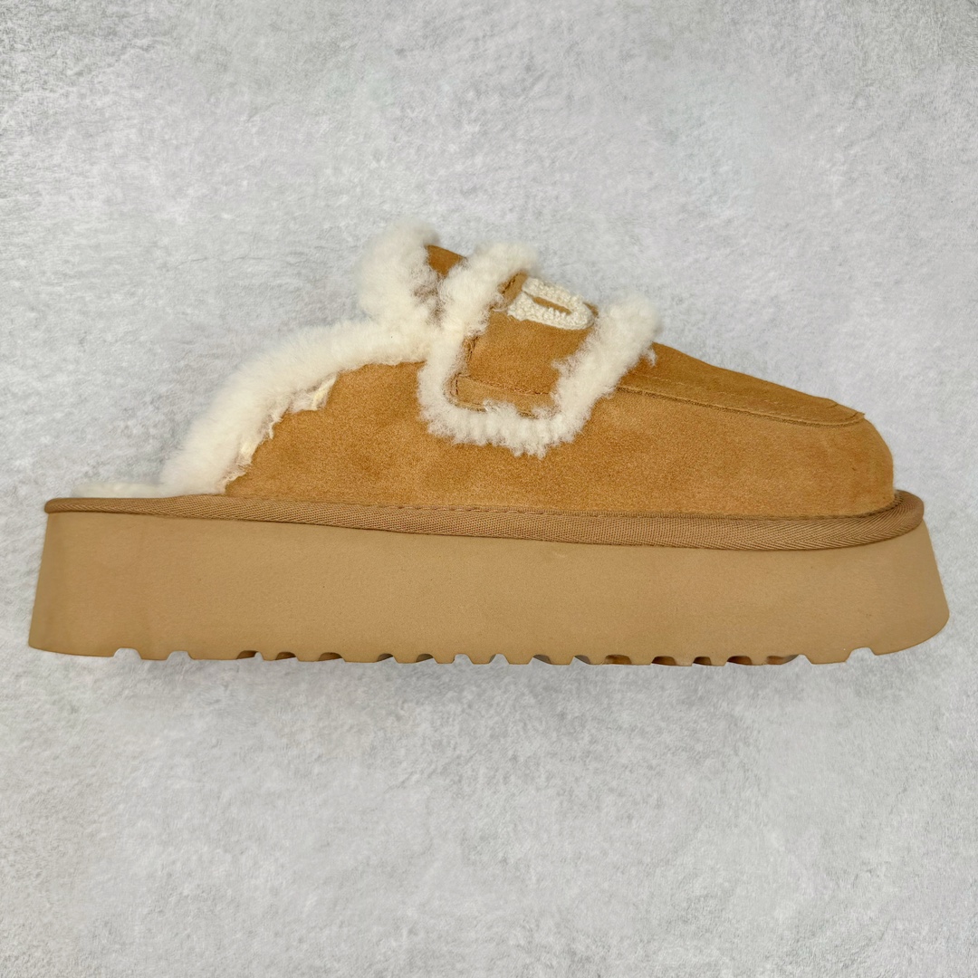 UGG W Classic Coquette Clog Slipper II 科凯特2.0系列时尚居家穆勒风包头舒适保暖露跟半拖鞋 货号:OB938 产品描述:休闲系列作为本季主力系列,轻盈耐磨的橡胶大底,让穿着的舒适性提升 品名:Classic Coquette Clog Slipper II 科凯特2.0系列鞋面:翻毛皮革/织物 尺码:35-40-选品中心