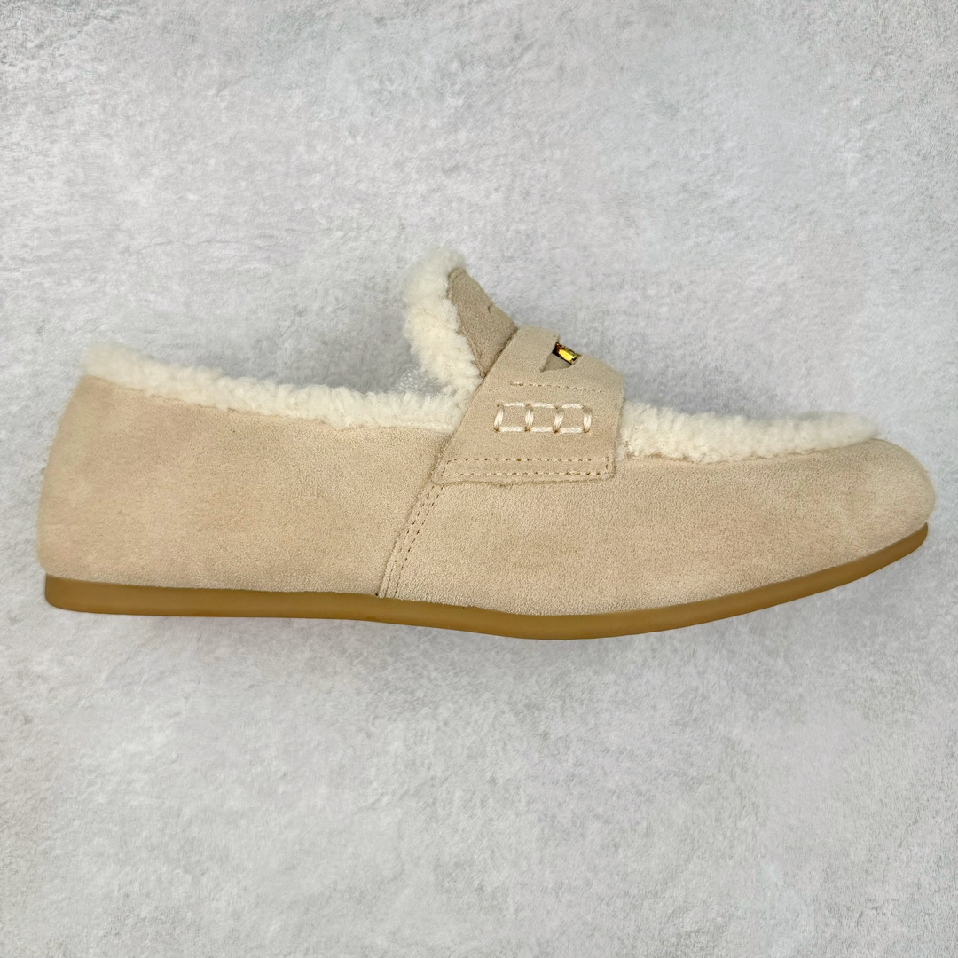 MiuMiu经典温暖学院风羊毛里金币豆豆鞋！ ❣️尺码：35、36、37、38、39（40可定制！不退换！） ❣️鞋面：进口麂皮（秋冬慵懒松弛感拉满） ❣️压花徽标装饰鞋舌 ❣️内里：进口羊毛内里、垫脚（温暖治愈） ❣️大底：厚底进口牛津大底（轻便舒适） 火了蛮久的MiuMiu金币乐福鞋，高级感十足，一瞬间就成了miumiu的史诗级款式，鞋面中间嵌入“金币”复古又时髦，藏起来这种可爱小心思又甜又酷，鞋型圆润秀气，一点也不笨重，上脚超级舒服，非常显腿细 ，宽脚也不怕，巨好穿，学院风通勤风可爱风都能驾驭！ 便将一枚闪亮硬币嵌入皮革饰带的凹槽，“便士乐福鞋”由此而来。Miu Miu撷取亮面皮革，为风格隽永的传统鞋履注入现代新意。-选品中心