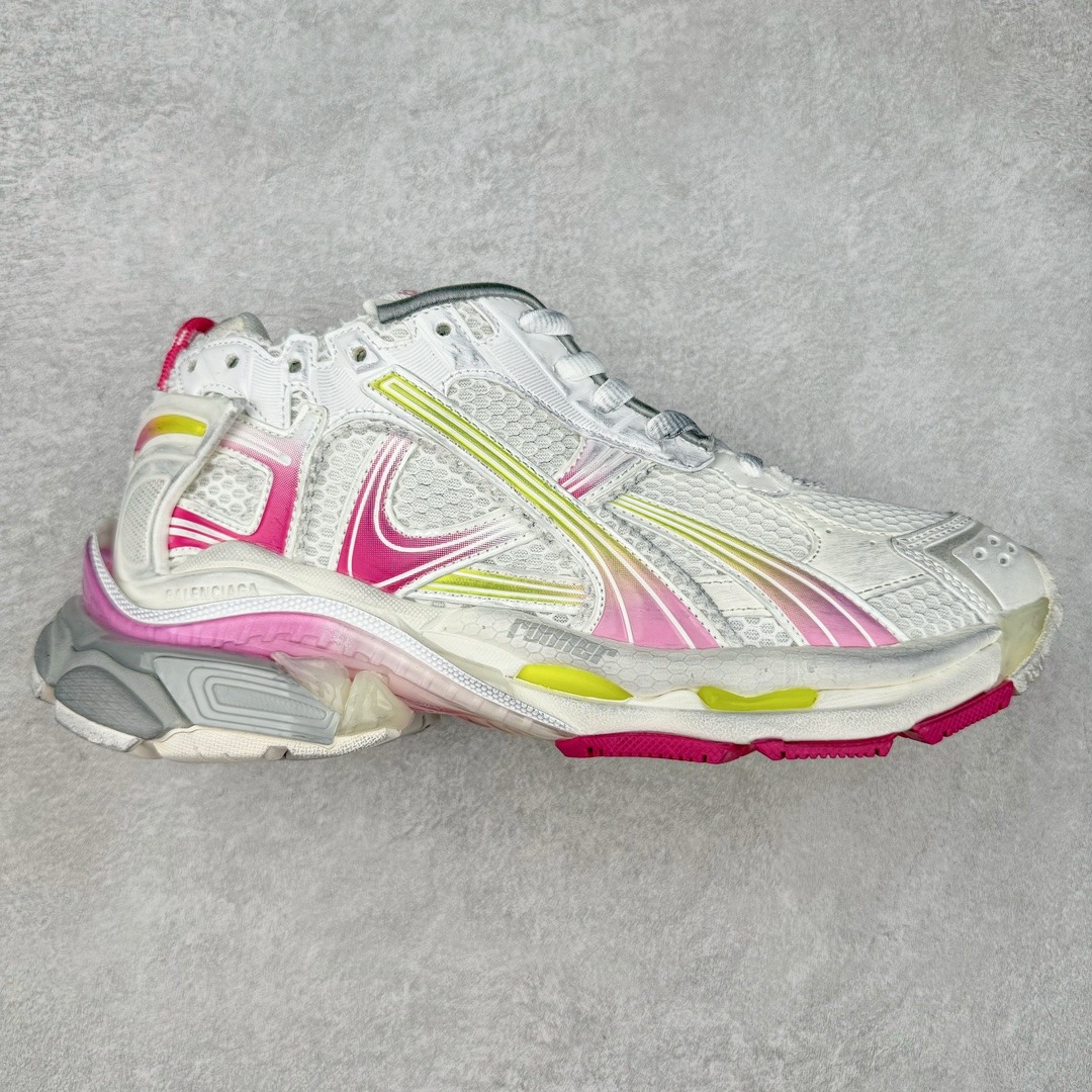＃纯原 BALENCIAGA Runner Sneaker 巴黎世家七代慢跑系列低帮复古野跑潮流运动鞋老爹鞋 尼龙和网布材质 磨损效果 鞋头边缘印有尺码 背面浮印尺码 外侧印有跑者徽标 鞋舌刺绣 Balenciaga 品牌标识 鞋跟背面 Balenciaga品牌标识 材质采用65%聚氨酯、35%聚酯纤维 全新 Runner 鞋型轮廓借鉴于 2000 年初的复古线条 搭载大网眼面料制成鞋面基础，由粉色、白色尼龍与橡胶质地覆盖鞋面诠释线条感 当中透过几道手缝线与折损痕更是精准的掌握历经时间淬炼的破旧痕迹 延续其手法至鞋领、鞋跟、鞋带、中底等部分均饰有破损及脏污之貌 尤其是鞋领处与鞋带孔眼条更是采用不规则做旧技术将内容物泡棉随机露出 尺码：35 36 37 38 39 40 41 42 43 44 45 46-选品中心