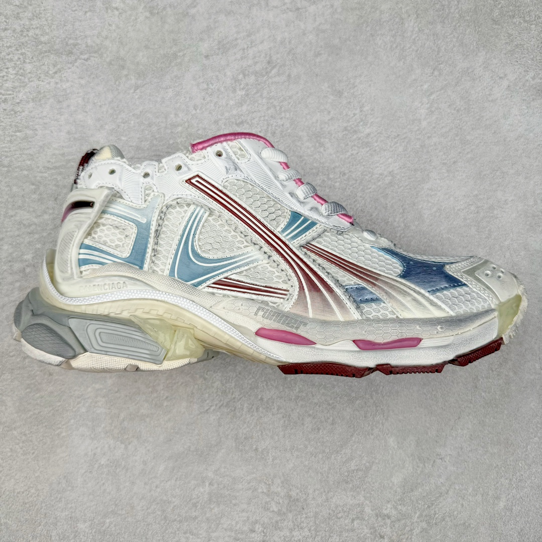 ＃纯原 BALENCIAGA Runner Sneaker 巴黎世家七代慢跑系列低帮复古野跑潮流运动鞋老爹鞋 尼龙和网布材质 磨损效果 鞋头边缘印有尺码 背面浮印尺码 外侧印有跑者徽标 鞋舌刺绣 Balenciaga 品牌标识 鞋跟背面 Balenciaga品牌标识 材质采用65%聚氨酯、35%聚酯纤维 全新 Runner 鞋型轮廓借鉴于 2000 年初的复古线条 搭载大网眼面料制成鞋面基础，由粉色、白色尼龍与橡胶质地覆盖鞋面诠释线条感 当中透过几道手缝线与折损痕更是精准的掌握历经时间淬炼的破旧痕迹 延续其手法至鞋领、鞋跟、鞋带、中底等部分均饰有破损及脏污之貌 尤其是鞋领处与鞋带孔眼条更是采用不规则做旧技术将内容物泡棉随机露出 尺码：35 36 37 38 39 40 41 42 43 44 45 46-选品中心