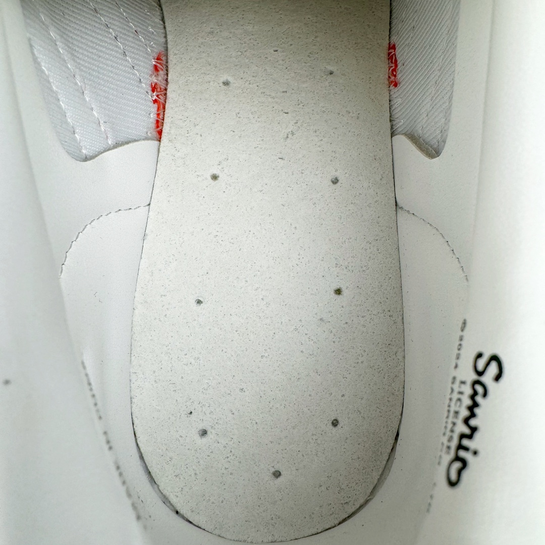 图片[10]-＃CS纯原 AD Original Gazelle Indoor Trainers 瞪羚室内鞋系列低帮复古百搭休闲运动德训风板鞋 HelloKitty联名白红 II0013 高端零售特供批次 原厂定制长毛翻毛皮组合环保纤维革鞋面材质 内置环保海玻璃鞋垫 外置RB橡胶大底 产品品控稳定性领先行业 原厂全套原楦原纸板冲刀磨具开发 原厂皮料加持 原厂港宝加持定型后跟R度完美 将复古进行到底 简约流畅 三十年不变经典 这款Gazelle运动鞋 无论面料、配色、质感或设计 都只在重现其1991年原款的经典 皮革鞋面 撞色三条纹和鞋跟标的设计 力求呈现90年代的经典复古风潮 Samba火热的同时 也带动了其它的复古鞋型 Gazelle便是其中一只 Gazelle Indoor拥有包边更宽的T字型鞋头 更好的保护运动员的前掌 浓浓的复古氛围感 非常适合现在流行的Cleanfit风格 尺码：35.5 36 36.5 37.5 38 38.5 39 40 40.5 41 42 42.5 43 44 44.5 45 46-选品中心