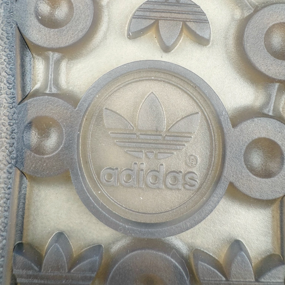 图片[22]-＃CS纯原 AD Original Gazelle Indoor Trainers 瞪羚室内鞋系列低帮复古百搭休闲运动德训风板鞋 HelloKitty联名白红 II0013 高端零售特供批次 原厂定制长毛翻毛皮组合环保纤维革鞋面材质 内置环保海玻璃鞋垫 外置RB橡胶大底 产品品控稳定性领先行业 原厂全套原楦原纸板冲刀磨具开发 原厂皮料加持 原厂港宝加持定型后跟R度完美 将复古进行到底 简约流畅 三十年不变经典 这款Gazelle运动鞋 无论面料、配色、质感或设计 都只在重现其1991年原款的经典 皮革鞋面 撞色三条纹和鞋跟标的设计 力求呈现90年代的经典复古风潮 Samba火热的同时 也带动了其它的复古鞋型 Gazelle便是其中一只 Gazelle Indoor拥有包边更宽的T字型鞋头 更好的保护运动员的前掌 浓浓的复古氛围感 非常适合现在流行的Cleanfit风格 尺码：35.5 36 36.5 37.5 38 38.5 39 40 40.5 41 42 42.5 43 44 44.5 45 46-选品中心