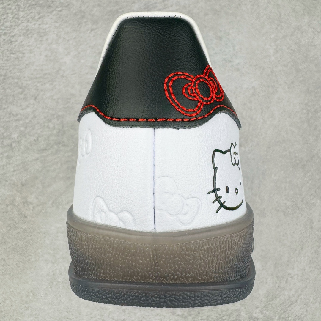 图片[8]-＃CS纯原 AD Original Gazelle Indoor Trainers 瞪羚室内鞋系列低帮复古百搭休闲运动德训风板鞋 HelloKitty联名白红 II0013 高端零售特供批次 原厂定制长毛翻毛皮组合环保纤维革鞋面材质 内置环保海玻璃鞋垫 外置RB橡胶大底 产品品控稳定性领先行业 原厂全套原楦原纸板冲刀磨具开发 原厂皮料加持 原厂港宝加持定型后跟R度完美 将复古进行到底 简约流畅 三十年不变经典 这款Gazelle运动鞋 无论面料、配色、质感或设计 都只在重现其1991年原款的经典 皮革鞋面 撞色三条纹和鞋跟标的设计 力求呈现90年代的经典复古风潮 Samba火热的同时 也带动了其它的复古鞋型 Gazelle便是其中一只 Gazelle Indoor拥有包边更宽的T字型鞋头 更好的保护运动员的前掌 浓浓的复古氛围感 非常适合现在流行的Cleanfit风格 尺码：35.5 36 36.5 37.5 38 38.5 39 40 40.5 41 42 42.5 43 44 44.5 45 46-选品中心