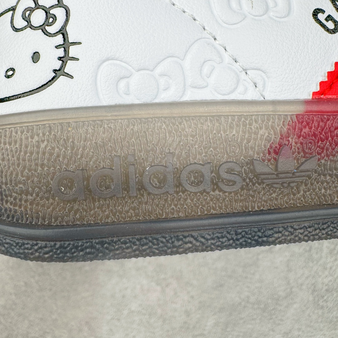 图片[23]-＃CS纯原 AD Original Gazelle Indoor Trainers 瞪羚室内鞋系列低帮复古百搭休闲运动德训风板鞋 HelloKitty联名白红 II0013 高端零售特供批次 原厂定制长毛翻毛皮组合环保纤维革鞋面材质 内置环保海玻璃鞋垫 外置RB橡胶大底 产品品控稳定性领先行业 原厂全套原楦原纸板冲刀磨具开发 原厂皮料加持 原厂港宝加持定型后跟R度完美 将复古进行到底 简约流畅 三十年不变经典 这款Gazelle运动鞋 无论面料、配色、质感或设计 都只在重现其1991年原款的经典 皮革鞋面 撞色三条纹和鞋跟标的设计 力求呈现90年代的经典复古风潮 Samba火热的同时 也带动了其它的复古鞋型 Gazelle便是其中一只 Gazelle Indoor拥有包边更宽的T字型鞋头 更好的保护运动员的前掌 浓浓的复古氛围感 非常适合现在流行的Cleanfit风格 尺码：35.5 36 36.5 37.5 38 38.5 39 40 40.5 41 42 42.5 43 44 44.5 45 46-选品中心