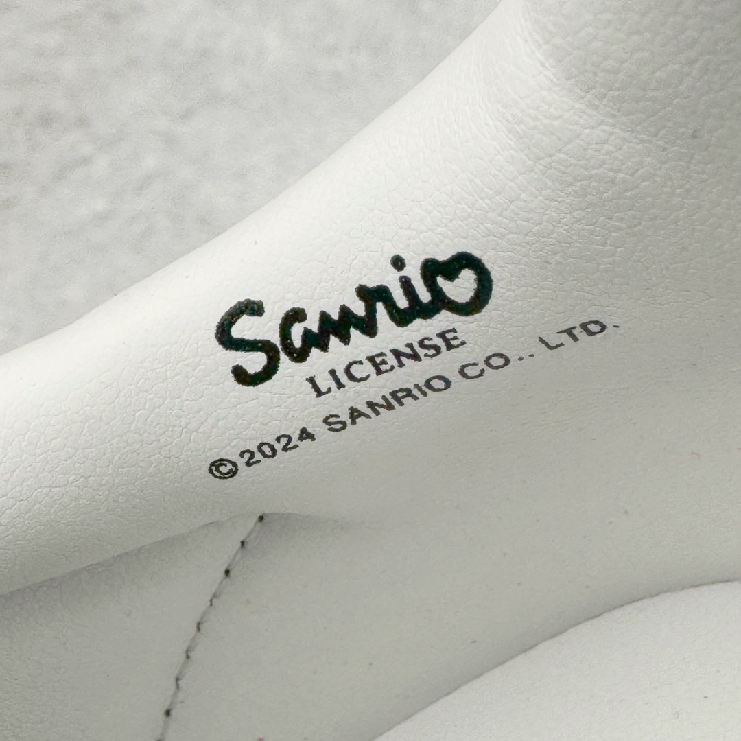 图片[13]-＃CS纯原 AD Original Gazelle Indoor Trainers 瞪羚室内鞋系列低帮复古百搭休闲运动德训风板鞋 HelloKitty联名白红 II0013 高端零售特供批次 原厂定制长毛翻毛皮组合环保纤维革鞋面材质 内置环保海玻璃鞋垫 外置RB橡胶大底 产品品控稳定性领先行业 原厂全套原楦原纸板冲刀磨具开发 原厂皮料加持 原厂港宝加持定型后跟R度完美 将复古进行到底 简约流畅 三十年不变经典 这款Gazelle运动鞋 无论面料、配色、质感或设计 都只在重现其1991年原款的经典 皮革鞋面 撞色三条纹和鞋跟标的设计 力求呈现90年代的经典复古风潮 Samba火热的同时 也带动了其它的复古鞋型 Gazelle便是其中一只 Gazelle Indoor拥有包边更宽的T字型鞋头 更好的保护运动员的前掌 浓浓的复古氛围感 非常适合现在流行的Cleanfit风格 尺码：35.5 36 36.5 37.5 38 38.5 39 40 40.5 41 42 42.5 43 44 44.5 45 46-选品中心