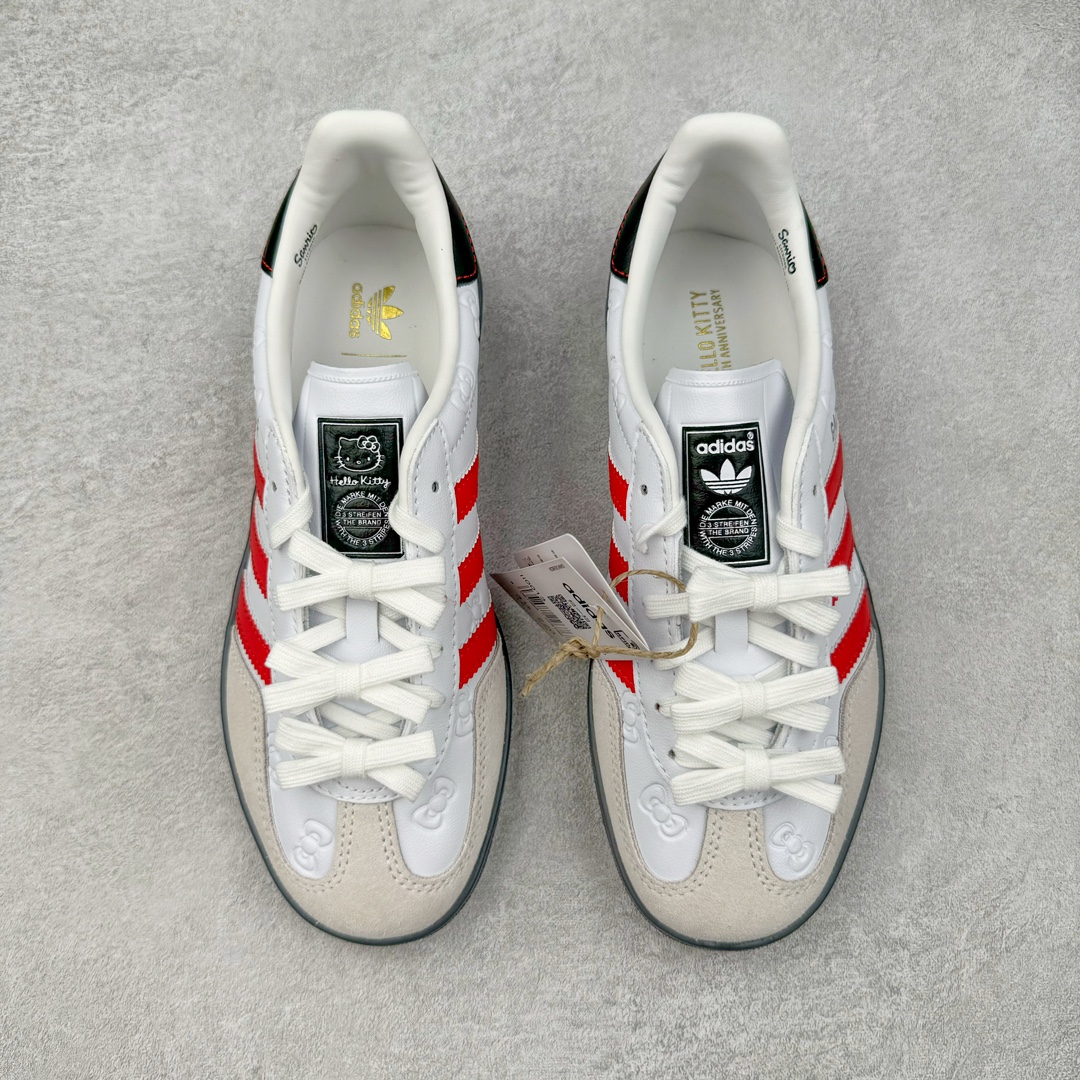 图片[2]-＃CS纯原 AD Original Gazelle Indoor Trainers 瞪羚室内鞋系列低帮复古百搭休闲运动德训风板鞋 HelloKitty联名白红 II0013 高端零售特供批次 原厂定制长毛翻毛皮组合环保纤维革鞋面材质 内置环保海玻璃鞋垫 外置RB橡胶大底 产品品控稳定性领先行业 原厂全套原楦原纸板冲刀磨具开发 原厂皮料加持 原厂港宝加持定型后跟R度完美 将复古进行到底 简约流畅 三十年不变经典 这款Gazelle运动鞋 无论面料、配色、质感或设计 都只在重现其1991年原款的经典 皮革鞋面 撞色三条纹和鞋跟标的设计 力求呈现90年代的经典复古风潮 Samba火热的同时 也带动了其它的复古鞋型 Gazelle便是其中一只 Gazelle Indoor拥有包边更宽的T字型鞋头 更好的保护运动员的前掌 浓浓的复古氛围感 非常适合现在流行的Cleanfit风格 尺码：35.5 36 36.5 37.5 38 38.5 39 40 40.5 41 42 42.5 43 44 44.5 45 46-选品中心