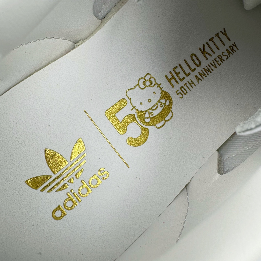 图片[12]-＃CS纯原 AD Original Gazelle Indoor Trainers 瞪羚室内鞋系列低帮复古百搭休闲运动德训风板鞋 HelloKitty联名白红 II0013 高端零售特供批次 原厂定制长毛翻毛皮组合环保纤维革鞋面材质 内置环保海玻璃鞋垫 外置RB橡胶大底 产品品控稳定性领先行业 原厂全套原楦原纸板冲刀磨具开发 原厂皮料加持 原厂港宝加持定型后跟R度完美 将复古进行到底 简约流畅 三十年不变经典 这款Gazelle运动鞋 无论面料、配色、质感或设计 都只在重现其1991年原款的经典 皮革鞋面 撞色三条纹和鞋跟标的设计 力求呈现90年代的经典复古风潮 Samba火热的同时 也带动了其它的复古鞋型 Gazelle便是其中一只 Gazelle Indoor拥有包边更宽的T字型鞋头 更好的保护运动员的前掌 浓浓的复古氛围感 非常适合现在流行的Cleanfit风格 尺码：35.5 36 36.5 37.5 38 38.5 39 40 40.5 41 42 42.5 43 44 44.5 45 46-选品中心