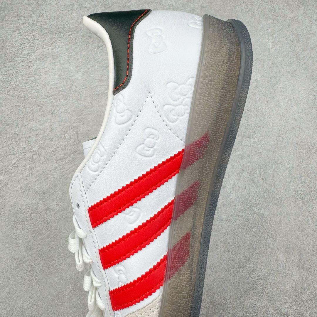 图片[7]-＃CS纯原 AD Original Gazelle Indoor Trainers 瞪羚室内鞋系列低帮复古百搭休闲运动德训风板鞋 HelloKitty联名白红 II0013 高端零售特供批次 原厂定制长毛翻毛皮组合环保纤维革鞋面材质 内置环保海玻璃鞋垫 外置RB橡胶大底 产品品控稳定性领先行业 原厂全套原楦原纸板冲刀磨具开发 原厂皮料加持 原厂港宝加持定型后跟R度完美 将复古进行到底 简约流畅 三十年不变经典 这款Gazelle运动鞋 无论面料、配色、质感或设计 都只在重现其1991年原款的经典 皮革鞋面 撞色三条纹和鞋跟标的设计 力求呈现90年代的经典复古风潮 Samba火热的同时 也带动了其它的复古鞋型 Gazelle便是其中一只 Gazelle Indoor拥有包边更宽的T字型鞋头 更好的保护运动员的前掌 浓浓的复古氛围感 非常适合现在流行的Cleanfit风格 尺码：35.5 36 36.5 37.5 38 38.5 39 40 40.5 41 42 42.5 43 44 44.5 45 46-选品中心