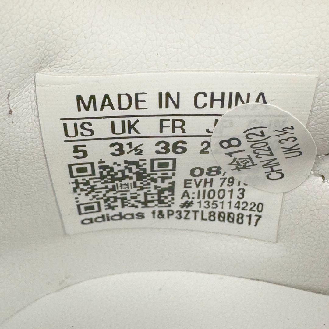 图片[14]-＃CS纯原 AD Original Gazelle Indoor Trainers 瞪羚室内鞋系列低帮复古百搭休闲运动德训风板鞋 HelloKitty联名白红 II0013 高端零售特供批次 原厂定制长毛翻毛皮组合环保纤维革鞋面材质 内置环保海玻璃鞋垫 外置RB橡胶大底 产品品控稳定性领先行业 原厂全套原楦原纸板冲刀磨具开发 原厂皮料加持 原厂港宝加持定型后跟R度完美 将复古进行到底 简约流畅 三十年不变经典 这款Gazelle运动鞋 无论面料、配色、质感或设计 都只在重现其1991年原款的经典 皮革鞋面 撞色三条纹和鞋跟标的设计 力求呈现90年代的经典复古风潮 Samba火热的同时 也带动了其它的复古鞋型 Gazelle便是其中一只 Gazelle Indoor拥有包边更宽的T字型鞋头 更好的保护运动员的前掌 浓浓的复古氛围感 非常适合现在流行的Cleanfit风格 尺码：35.5 36 36.5 37.5 38 38.5 39 40 40.5 41 42 42.5 43 44 44.5 45 46-选品中心