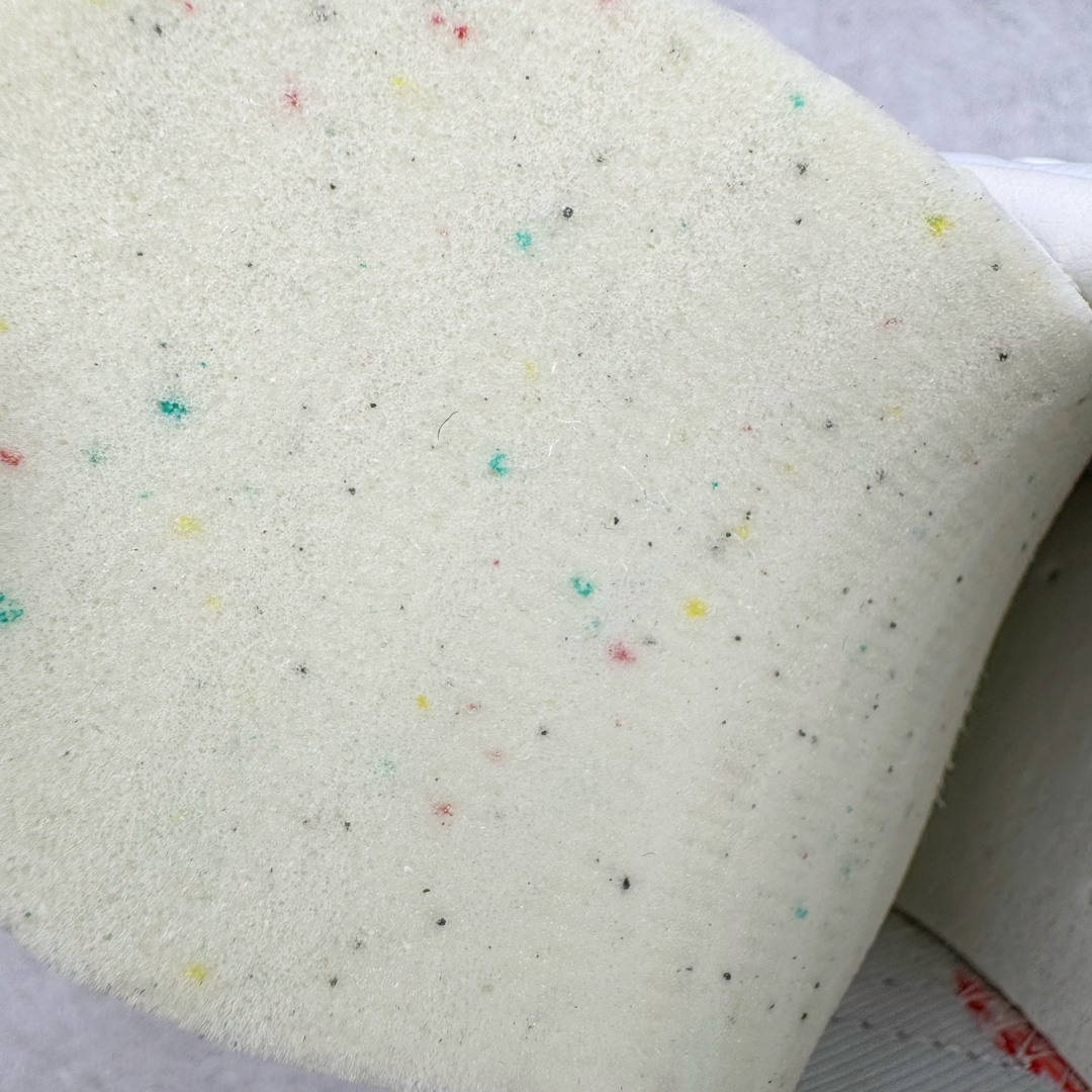 图片[11]-＃CS纯原 AD Original Gazelle Indoor Trainers 瞪羚室内鞋系列低帮复古百搭休闲运动德训风板鞋 HelloKitty联名白红 II0013 高端零售特供批次 原厂定制长毛翻毛皮组合环保纤维革鞋面材质 内置环保海玻璃鞋垫 外置RB橡胶大底 产品品控稳定性领先行业 原厂全套原楦原纸板冲刀磨具开发 原厂皮料加持 原厂港宝加持定型后跟R度完美 将复古进行到底 简约流畅 三十年不变经典 这款Gazelle运动鞋 无论面料、配色、质感或设计 都只在重现其1991年原款的经典 皮革鞋面 撞色三条纹和鞋跟标的设计 力求呈现90年代的经典复古风潮 Samba火热的同时 也带动了其它的复古鞋型 Gazelle便是其中一只 Gazelle Indoor拥有包边更宽的T字型鞋头 更好的保护运动员的前掌 浓浓的复古氛围感 非常适合现在流行的Cleanfit风格 尺码：35.5 36 36.5 37.5 38 38.5 39 40 40.5 41 42 42.5 43 44 44.5 45 46-选品中心