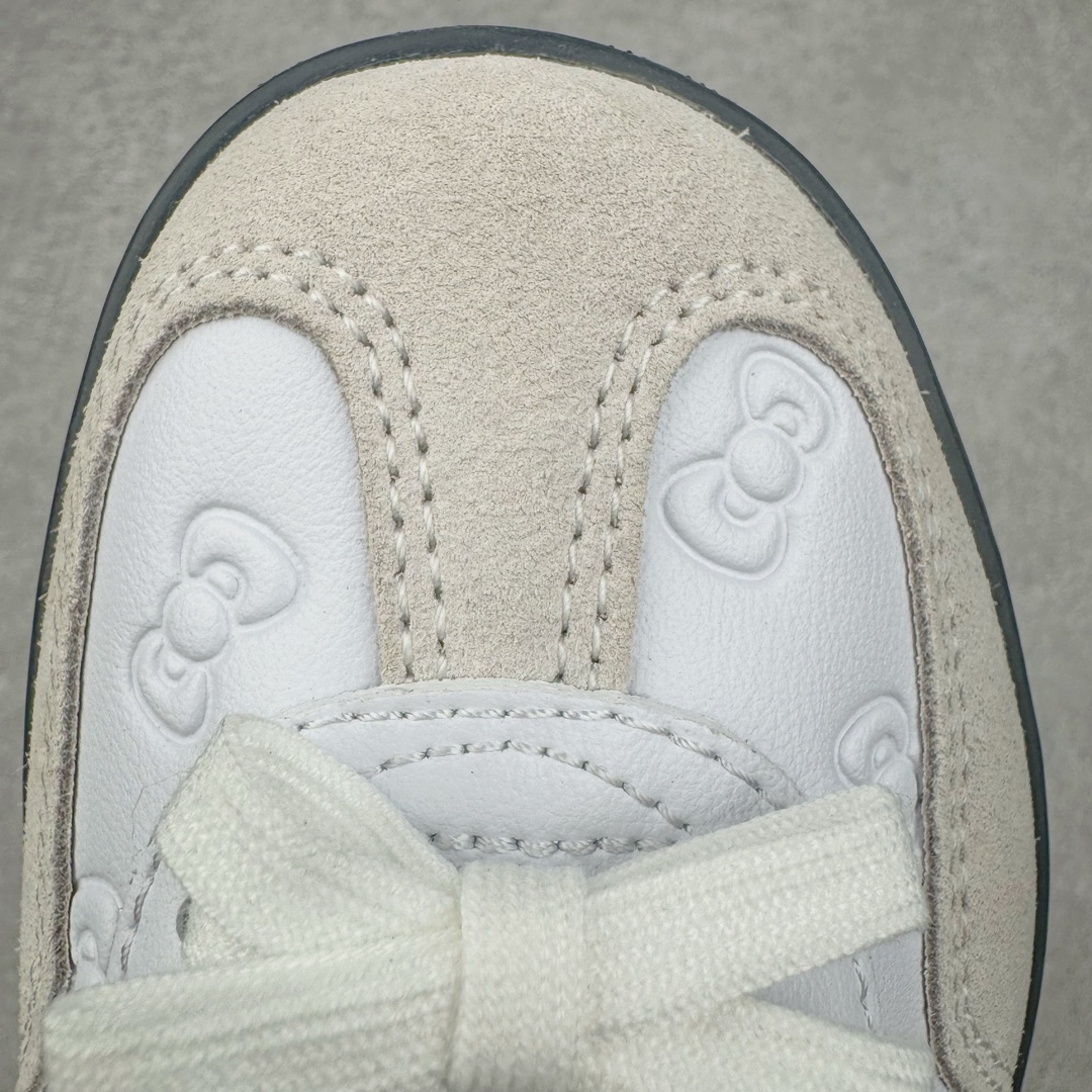 图片[17]-＃CS纯原 AD Original Gazelle Indoor Trainers 瞪羚室内鞋系列低帮复古百搭休闲运动德训风板鞋 HelloKitty联名白红 II0013 高端零售特供批次 原厂定制长毛翻毛皮组合环保纤维革鞋面材质 内置环保海玻璃鞋垫 外置RB橡胶大底 产品品控稳定性领先行业 原厂全套原楦原纸板冲刀磨具开发 原厂皮料加持 原厂港宝加持定型后跟R度完美 将复古进行到底 简约流畅 三十年不变经典 这款Gazelle运动鞋 无论面料、配色、质感或设计 都只在重现其1991年原款的经典 皮革鞋面 撞色三条纹和鞋跟标的设计 力求呈现90年代的经典复古风潮 Samba火热的同时 也带动了其它的复古鞋型 Gazelle便是其中一只 Gazelle Indoor拥有包边更宽的T字型鞋头 更好的保护运动员的前掌 浓浓的复古氛围感 非常适合现在流行的Cleanfit风格 尺码：35.5 36 36.5 37.5 38 38.5 39 40 40.5 41 42 42.5 43 44 44.5 45 46-选品中心