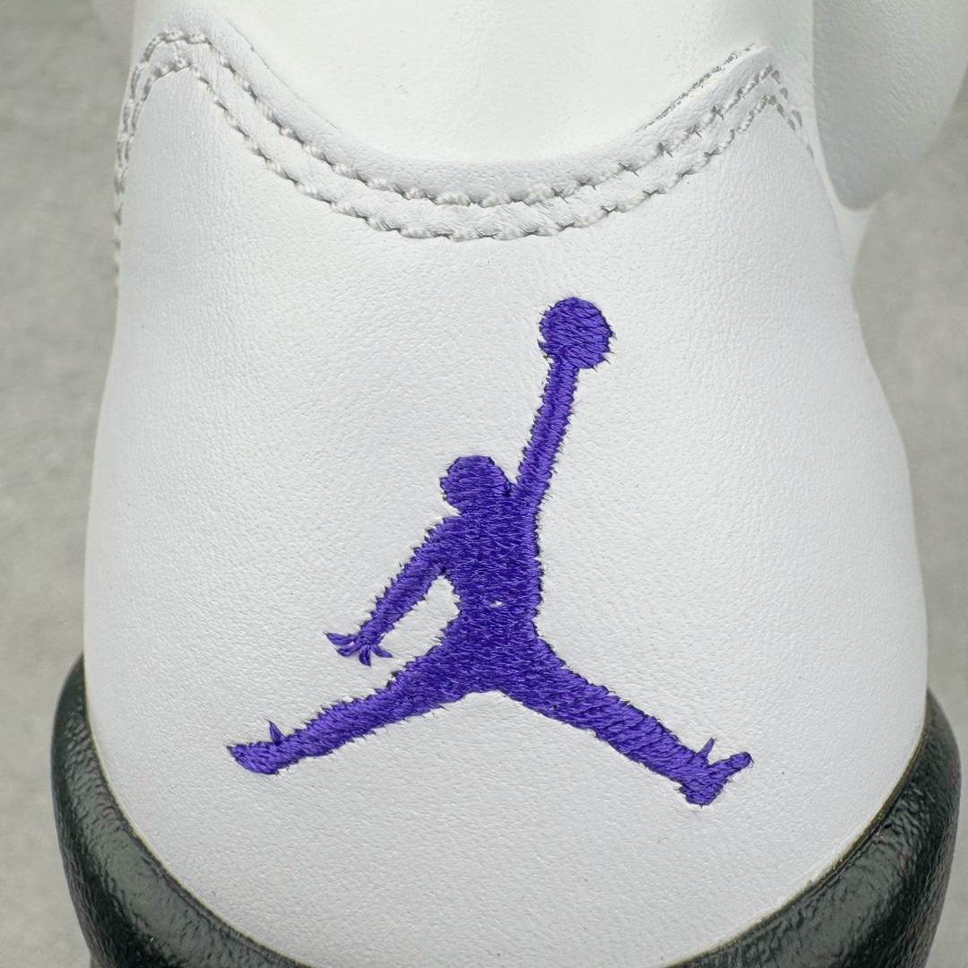 图片[14]-＃Ljr超强特价 Air Jordan AJ5 Retro 白紫康扣 DD0587-141 注意特价无售后 之前零售六七百的东西 买到就是赚 圈内最强系列 恪守真诚 承诺混一赔十 高端零售裸鞋圈特供批次 SZ原厂全套原楦原纸板冲刀磨具开发 原厂皮料加持 原厂港宝加持定型后跟R度完美 同源原厂电绣 飞翼针数密度立体效果一致 百分百一致原鞋 原厂拉帮工艺 针距密度一致 后跟弧度收口自然不对折 极致一眼正品既视感 进口玻璃冲刀皮料裁剪零毛边 全鞋电脑针车工艺 品控清洁度最高QC检验标准 免检产品 原厂订购鞋盒、鞋标、防尘纸、鞋撑、鞋带 追求极致的原厂味道 尺码对应库存明细‼️-选品中心
