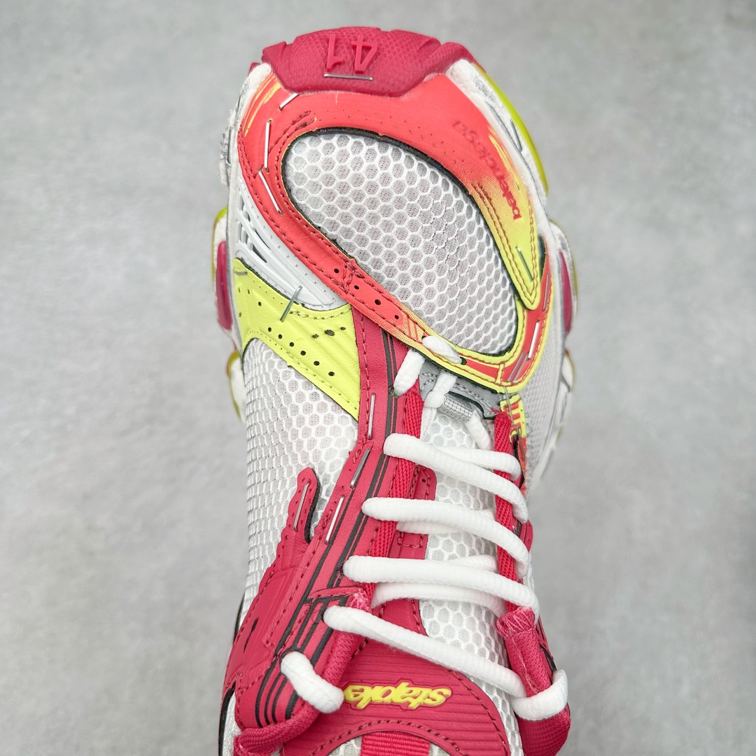 图片[4]-BALENCIAGA Stapler Sneakers 巴黎世家订书机鞋网布系带低帮走秀复古老爹鞋 展现品牌对于新潮事物的热情 这款鞋子拥有巨大尺寸和醒目设计 符合当下”老爹鞋”的趋势 鞋子采用银灰配色 营造出低调而不失华丽的效果 10XL的尺码使它成为市场中最显眼的存在 适合追求个性化的人群 Balenciaga始终站在时尚前沿 此次发布的产品再次体现了他们的创新能力 偏大一码 尺码：35 36 37 38 39 40 41 42 43 44 45 46-选品中心