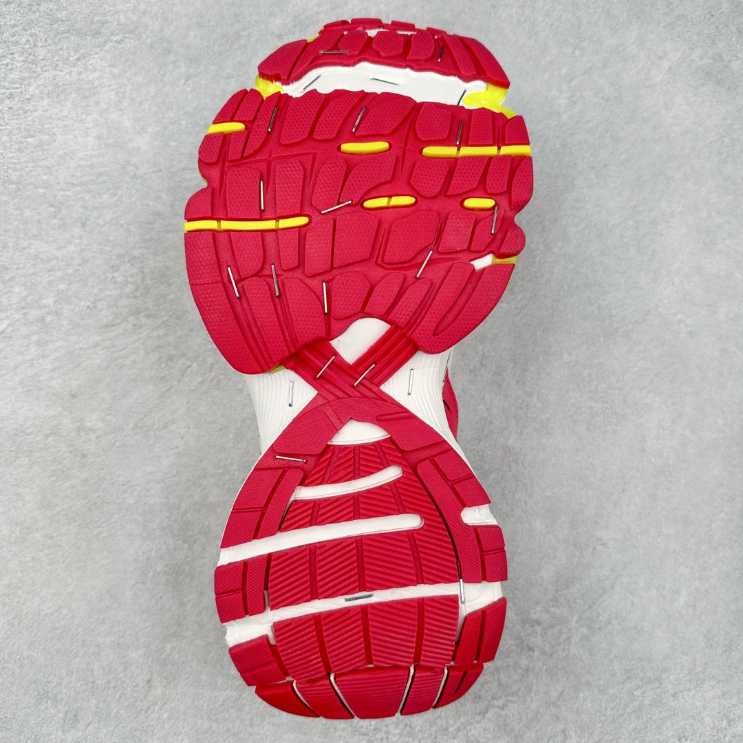 图片[9]-BALENCIAGA Stapler Sneakers 巴黎世家订书机鞋网布系带低帮走秀复古老爹鞋 展现品牌对于新潮事物的热情 这款鞋子拥有巨大尺寸和醒目设计 符合当下”老爹鞋”的趋势 鞋子采用银灰配色 营造出低调而不失华丽的效果 10XL的尺码使它成为市场中最显眼的存在 适合追求个性化的人群 Balenciaga始终站在时尚前沿 此次发布的产品再次体现了他们的创新能力 偏大一码 尺码：35 36 37 38 39 40 41 42 43 44 45 46-选品中心