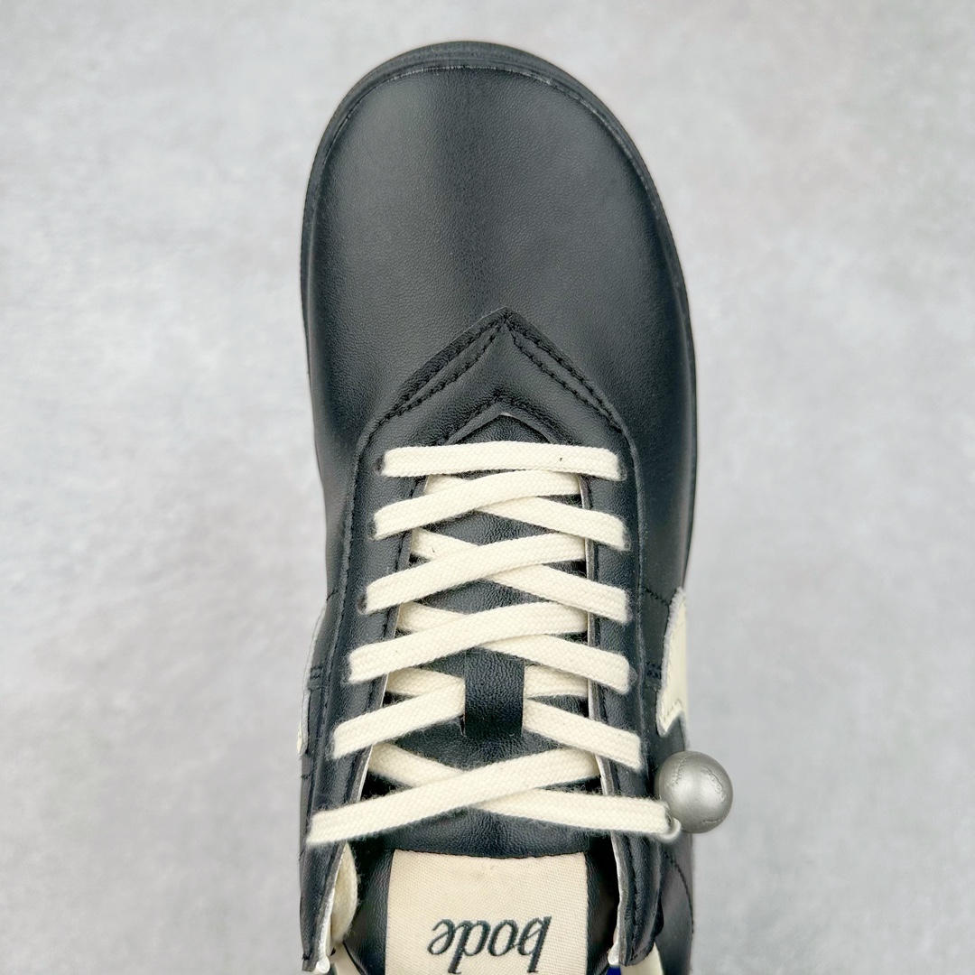 图片[4]-Bode x NK Astro Grabber SP 宇宙掠夺者系列低帮复古经典休闲运动鞋 AQ7509-106 复刻经典球鞋Astro Grabber，与美国男装品牌Bode联名合作，推出两款配色。鞋型符合当下流行趋势，彰显复古身份。复刻一定是球鞋圈绕不开的话题，最近几年 Nike 带回了不少经典球鞋，让不少老玩家欣喜。最近 Nike 挖掘自家档案库，让 1974 年首次发布的 Nike Astro Grabber 重回玩家视野，并且上来就是联名合作。这次合作是同美国新锐品牌 Bode 的联名，这个男装品牌凭借创造性的使用蕾丝桌布等日常材料而闻名。双方带来两款配色，先来看第一双米色款，鞋面由独特编织纹理覆盖，鞋带点缀有小配饰，整体营造出的氛围感十分清新。鞋型方面符合当下流行趋势，超薄中底与扁平鞋面彰显其复古身份。另一双更有复古味道，全黑色皮革鞋面好打理，同时有一种老鞋的感觉，与 1974 的 Nike Astro Grabber 极为相似。尺码：36 36.5 37.5 38 38.5 39 40 40.5 41 42 42.5 43 44 44.5 45-选品中心