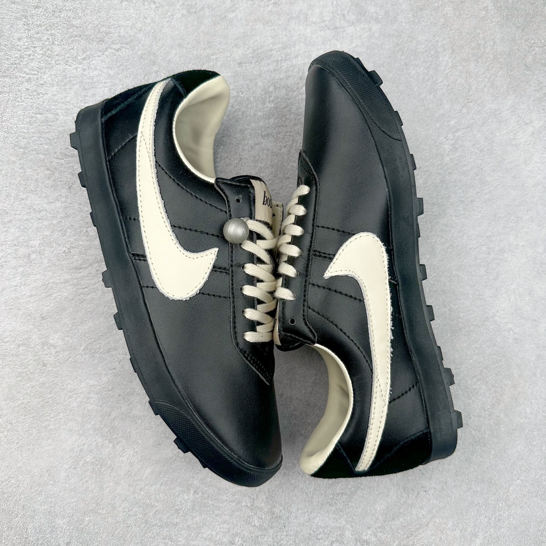 图片[3]-Bode x NK Astro Grabber SP 宇宙掠夺者系列低帮复古经典休闲运动鞋 AQ7509-106 复刻经典球鞋Astro Grabber，与美国男装品牌Bode联名合作，推出两款配色。鞋型符合当下流行趋势，彰显复古身份。复刻一定是球鞋圈绕不开的话题，最近几年 Nike 带回了不少经典球鞋，让不少老玩家欣喜。最近 Nike 挖掘自家档案库，让 1974 年首次发布的 Nike Astro Grabber 重回玩家视野，并且上来就是联名合作。这次合作是同美国新锐品牌 Bode 的联名，这个男装品牌凭借创造性的使用蕾丝桌布等日常材料而闻名。双方带来两款配色，先来看第一双米色款，鞋面由独特编织纹理覆盖，鞋带点缀有小配饰，整体营造出的氛围感十分清新。鞋型方面符合当下流行趋势，超薄中底与扁平鞋面彰显其复古身份。另一双更有复古味道，全黑色皮革鞋面好打理，同时有一种老鞋的感觉，与 1974 的 Nike Astro Grabber 极为相似。尺码：36 36.5 37.5 38 38.5 39 40 40.5 41 42 42.5 43 44 44.5 45-选品中心