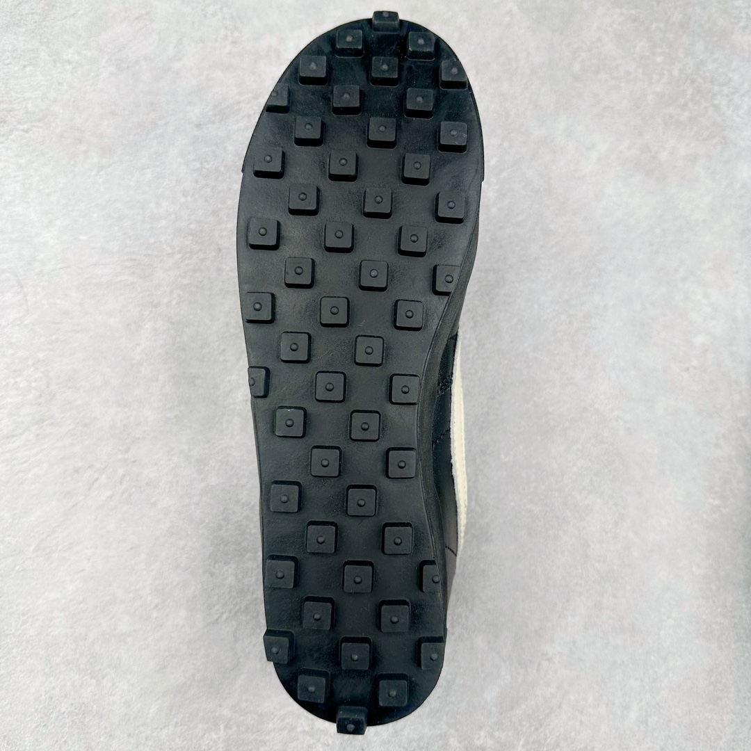 图片[9]-Bode x NK Astro Grabber SP 宇宙掠夺者系列低帮复古经典休闲运动鞋 AQ7509-106 复刻经典球鞋Astro Grabber，与美国男装品牌Bode联名合作，推出两款配色。鞋型符合当下流行趋势，彰显复古身份。复刻一定是球鞋圈绕不开的话题，最近几年 Nike 带回了不少经典球鞋，让不少老玩家欣喜。最近 Nike 挖掘自家档案库，让 1974 年首次发布的 Nike Astro Grabber 重回玩家视野，并且上来就是联名合作。这次合作是同美国新锐品牌 Bode 的联名，这个男装品牌凭借创造性的使用蕾丝桌布等日常材料而闻名。双方带来两款配色，先来看第一双米色款，鞋面由独特编织纹理覆盖，鞋带点缀有小配饰，整体营造出的氛围感十分清新。鞋型方面符合当下流行趋势，超薄中底与扁平鞋面彰显其复古身份。另一双更有复古味道，全黑色皮革鞋面好打理，同时有一种老鞋的感觉，与 1974 的 Nike Astro Grabber 极为相似。尺码：36 36.5 37.5 38 38.5 39 40 40.5 41 42 42.5 43 44 44.5 45-选品中心