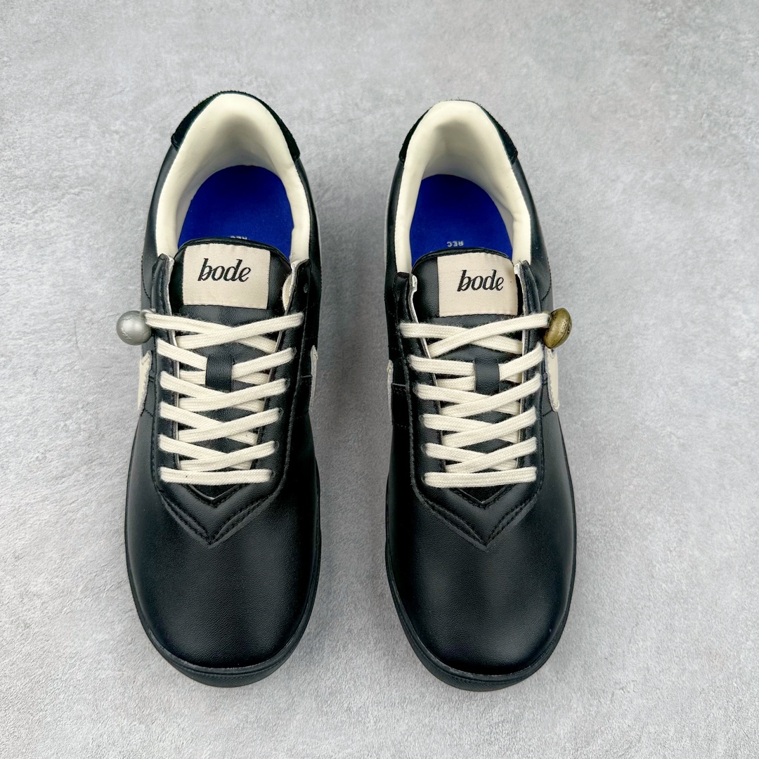 图片[2]-Bode x NK Astro Grabber SP 宇宙掠夺者系列低帮复古经典休闲运动鞋 AQ7509-106 复刻经典球鞋Astro Grabber，与美国男装品牌Bode联名合作，推出两款配色。鞋型符合当下流行趋势，彰显复古身份。复刻一定是球鞋圈绕不开的话题，最近几年 Nike 带回了不少经典球鞋，让不少老玩家欣喜。最近 Nike 挖掘自家档案库，让 1974 年首次发布的 Nike Astro Grabber 重回玩家视野，并且上来就是联名合作。这次合作是同美国新锐品牌 Bode 的联名，这个男装品牌凭借创造性的使用蕾丝桌布等日常材料而闻名。双方带来两款配色，先来看第一双米色款，鞋面由独特编织纹理覆盖，鞋带点缀有小配饰，整体营造出的氛围感十分清新。鞋型方面符合当下流行趋势，超薄中底与扁平鞋面彰显其复古身份。另一双更有复古味道，全黑色皮革鞋面好打理，同时有一种老鞋的感觉，与 1974 的 Nike Astro Grabber 极为相似。尺码：36 36.5 37.5 38 38.5 39 40 40.5 41 42 42.5 43 44 44.5 45-选品中心