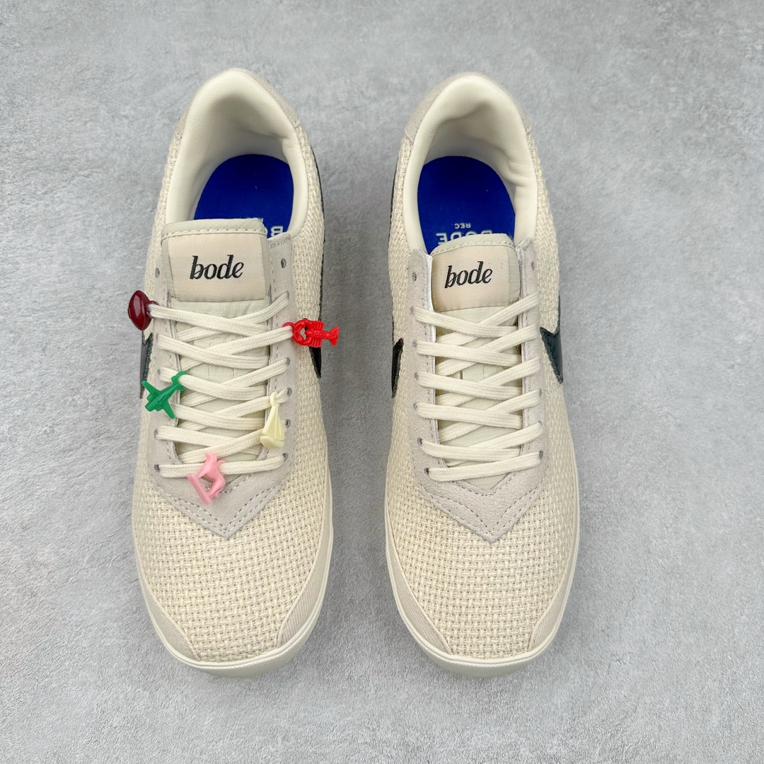图片[2]-Bode x NK Astro Grabber SP 宇宙掠夺者系列低帮复古经典休闲运动鞋 FQ6892-100 复刻经典球鞋Astro Grabber，与美国男装品牌Bode联名合作，推出两款配色。鞋型符合当下流行趋势，彰显复古身份。复刻一定是球鞋圈绕不开的话题，最近几年 Nike 带回了不少经典球鞋，让不少老玩家欣喜。最近 Nike 挖掘自家档案库，让 1974 年首次发布的 Nike Astro Grabber 重回玩家视野，并且上来就是联名合作。这次合作是同美国新锐品牌 Bode 的联名，这个男装品牌凭借创造性的使用蕾丝桌布等日常材料而闻名。双方带来两款配色，先来看第一双米色款，鞋面由独特编织纹理覆盖，鞋带点缀有小配饰，整体营造出的氛围感十分清新。鞋型方面符合当下流行趋势，超薄中底与扁平鞋面彰显其复古身份。另一双更有复古味道，全黑色皮革鞋面好打理，同时有一种老鞋的感觉，与 1974 的 Nike Astro Grabber 极为相似。尺码：36 36.5 37.5 38 38.5 39 40 40.5 41 42 42.5 43 44 44.5 45-选品中心
