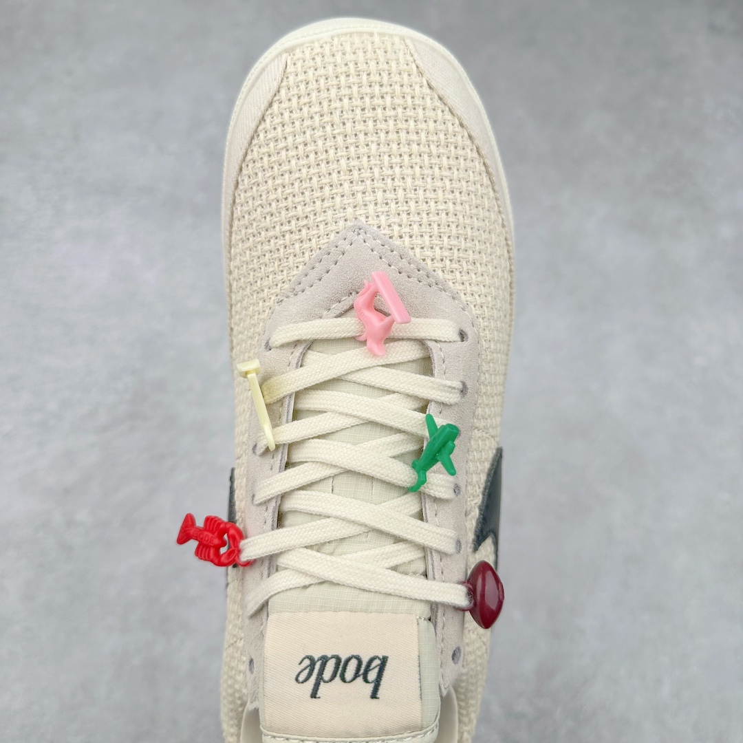 图片[4]-Bode x NK Astro Grabber SP 宇宙掠夺者系列低帮复古经典休闲运动鞋 FQ6892-100 复刻经典球鞋Astro Grabber，与美国男装品牌Bode联名合作，推出两款配色。鞋型符合当下流行趋势，彰显复古身份。复刻一定是球鞋圈绕不开的话题，最近几年 Nike 带回了不少经典球鞋，让不少老玩家欣喜。最近 Nike 挖掘自家档案库，让 1974 年首次发布的 Nike Astro Grabber 重回玩家视野，并且上来就是联名合作。这次合作是同美国新锐品牌 Bode 的联名，这个男装品牌凭借创造性的使用蕾丝桌布等日常材料而闻名。双方带来两款配色，先来看第一双米色款，鞋面由独特编织纹理覆盖，鞋带点缀有小配饰，整体营造出的氛围感十分清新。鞋型方面符合当下流行趋势，超薄中底与扁平鞋面彰显其复古身份。另一双更有复古味道，全黑色皮革鞋面好打理，同时有一种老鞋的感觉，与 1974 的 Nike Astro Grabber 极为相似。尺码：36 36.5 37.5 38 38.5 39 40 40.5 41 42 42.5 43 44 44.5 45-选品中心