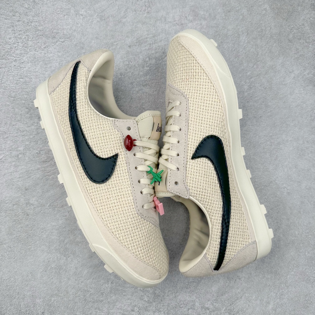 图片[3]-Bode x NK Astro Grabber SP 宇宙掠夺者系列低帮复古经典休闲运动鞋 FQ6892-100 复刻经典球鞋Astro Grabber，与美国男装品牌Bode联名合作，推出两款配色。鞋型符合当下流行趋势，彰显复古身份。复刻一定是球鞋圈绕不开的话题，最近几年 Nike 带回了不少经典球鞋，让不少老玩家欣喜。最近 Nike 挖掘自家档案库，让 1974 年首次发布的 Nike Astro Grabber 重回玩家视野，并且上来就是联名合作。这次合作是同美国新锐品牌 Bode 的联名，这个男装品牌凭借创造性的使用蕾丝桌布等日常材料而闻名。双方带来两款配色，先来看第一双米色款，鞋面由独特编织纹理覆盖，鞋带点缀有小配饰，整体营造出的氛围感十分清新。鞋型方面符合当下流行趋势，超薄中底与扁平鞋面彰显其复古身份。另一双更有复古味道，全黑色皮革鞋面好打理，同时有一种老鞋的感觉，与 1974 的 Nike Astro Grabber 极为相似。尺码：36 36.5 37.5 38 38.5 39 40 40.5 41 42 42.5 43 44 44.5 45-选品中心