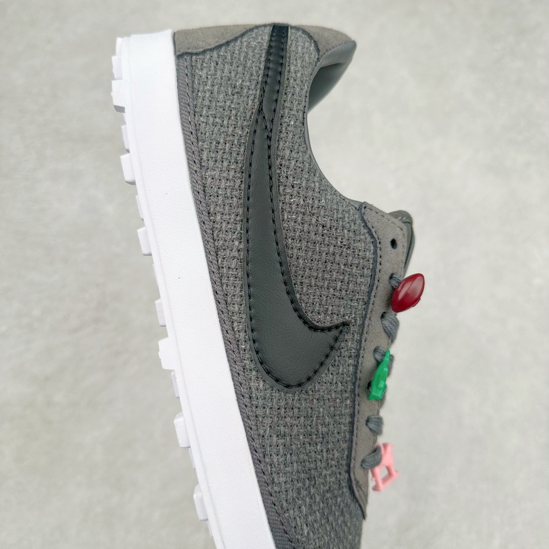 图片[6]-Bode x NK Astro Grabber SP 宇宙掠夺者系列低帮复古经典休闲运动鞋 FQ6892-100 复刻经典球鞋Astro Grabber，与美国男装品牌Bode联名合作，推出两款配色。鞋型符合当下流行趋势，彰显复古身份。复刻一定是球鞋圈绕不开的话题，最近几年 Nike 带回了不少经典球鞋，让不少老玩家欣喜。最近 Nike 挖掘自家档案库，让 1974 年首次发布的 Nike Astro Grabber 重回玩家视野，并且上来就是联名合作。这次合作是同美国新锐品牌 Bode 的联名，这个男装品牌凭借创造性的使用蕾丝桌布等日常材料而闻名。双方带来两款配色，先来看第一双米色款，鞋面由独特编织纹理覆盖，鞋带点缀有小配饰，整体营造出的氛围感十分清新。鞋型方面符合当下流行趋势，超薄中底与扁平鞋面彰显其复古身份。另一双更有复古味道，全黑色皮革鞋面好打理，同时有一种老鞋的感觉，与 1974 的 Nike Astro Grabber 极为相似。尺码：36 36.5 37.5 38 38.5 39 40 40.5 41 42 42.5 43 44 44.5 45-选品中心