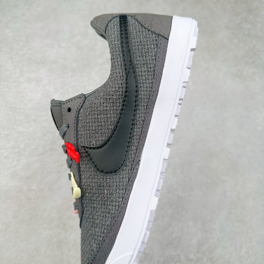 图片[7]-Bode x NK Astro Grabber SP 宇宙掠夺者系列低帮复古经典休闲运动鞋 FQ6892-100 复刻经典球鞋Astro Grabber，与美国男装品牌Bode联名合作，推出两款配色。鞋型符合当下流行趋势，彰显复古身份。复刻一定是球鞋圈绕不开的话题，最近几年 Nike 带回了不少经典球鞋，让不少老玩家欣喜。最近 Nike 挖掘自家档案库，让 1974 年首次发布的 Nike Astro Grabber 重回玩家视野，并且上来就是联名合作。这次合作是同美国新锐品牌 Bode 的联名，这个男装品牌凭借创造性的使用蕾丝桌布等日常材料而闻名。双方带来两款配色，先来看第一双米色款，鞋面由独特编织纹理覆盖，鞋带点缀有小配饰，整体营造出的氛围感十分清新。鞋型方面符合当下流行趋势，超薄中底与扁平鞋面彰显其复古身份。另一双更有复古味道，全黑色皮革鞋面好打理，同时有一种老鞋的感觉，与 1974 的 Nike Astro Grabber 极为相似。尺码：36 36.5 37.5 38 38.5 39 40 40.5 41 42 42.5 43 44 44.5 45-选品中心