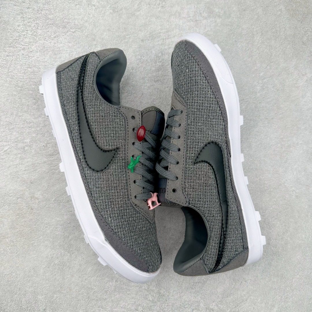 图片[3]-Bode x NK Astro Grabber SP 宇宙掠夺者系列低帮复古经典休闲运动鞋 FQ6892-100 复刻经典球鞋Astro Grabber，与美国男装品牌Bode联名合作，推出两款配色。鞋型符合当下流行趋势，彰显复古身份。复刻一定是球鞋圈绕不开的话题，最近几年 Nike 带回了不少经典球鞋，让不少老玩家欣喜。最近 Nike 挖掘自家档案库，让 1974 年首次发布的 Nike Astro Grabber 重回玩家视野，并且上来就是联名合作。这次合作是同美国新锐品牌 Bode 的联名，这个男装品牌凭借创造性的使用蕾丝桌布等日常材料而闻名。双方带来两款配色，先来看第一双米色款，鞋面由独特编织纹理覆盖，鞋带点缀有小配饰，整体营造出的氛围感十分清新。鞋型方面符合当下流行趋势，超薄中底与扁平鞋面彰显其复古身份。另一双更有复古味道，全黑色皮革鞋面好打理，同时有一种老鞋的感觉，与 1974 的 Nike Astro Grabber 极为相似。尺码：36 36.5 37.5 38 38.5 39 40 40.5 41 42 42.5 43 44 44.5 45-选品中心