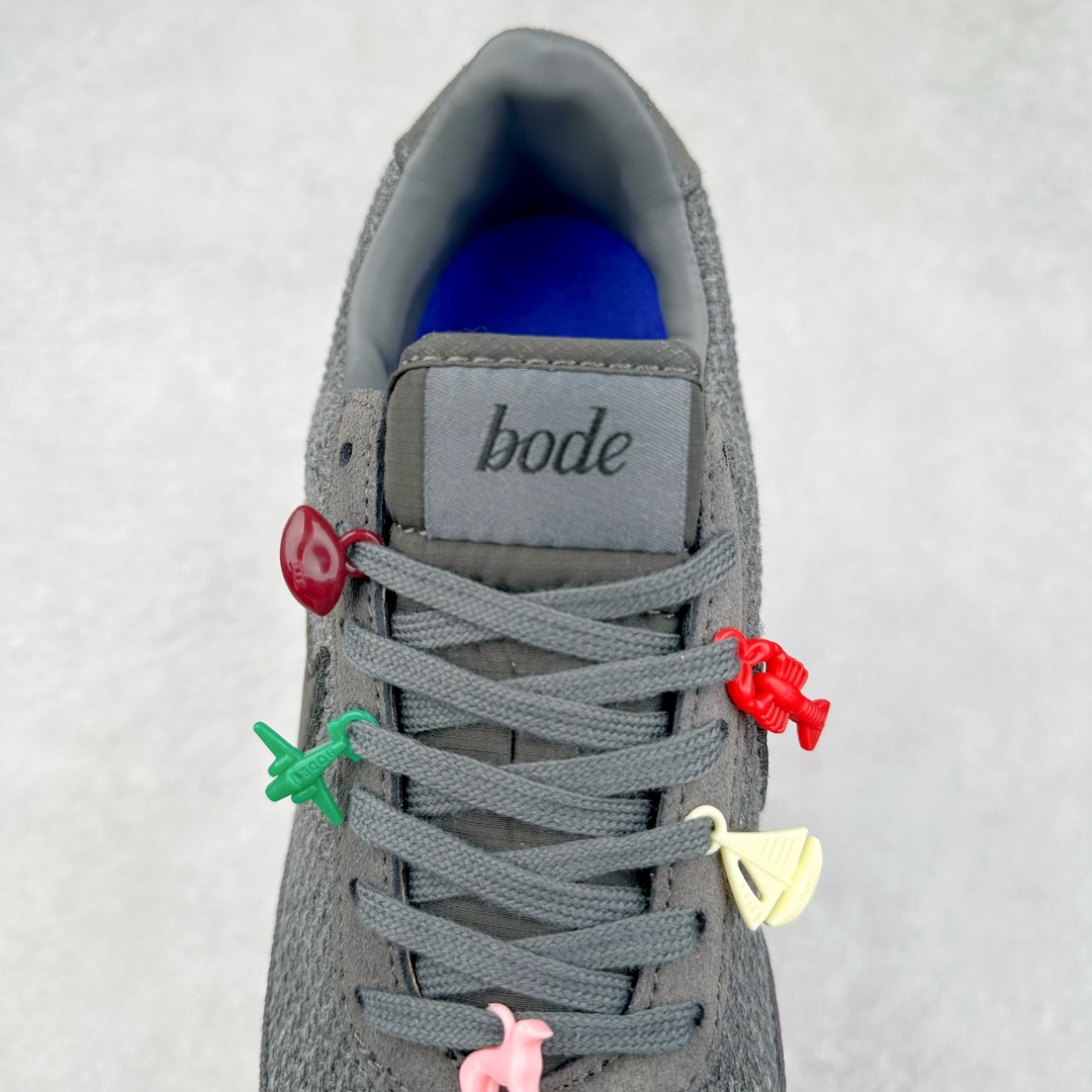 图片[5]-Bode x NK Astro Grabber SP 宇宙掠夺者系列低帮复古经典休闲运动鞋 FQ6892-100 复刻经典球鞋Astro Grabber，与美国男装品牌Bode联名合作，推出两款配色。鞋型符合当下流行趋势，彰显复古身份。复刻一定是球鞋圈绕不开的话题，最近几年 Nike 带回了不少经典球鞋，让不少老玩家欣喜。最近 Nike 挖掘自家档案库，让 1974 年首次发布的 Nike Astro Grabber 重回玩家视野，并且上来就是联名合作。这次合作是同美国新锐品牌 Bode 的联名，这个男装品牌凭借创造性的使用蕾丝桌布等日常材料而闻名。双方带来两款配色，先来看第一双米色款，鞋面由独特编织纹理覆盖，鞋带点缀有小配饰，整体营造出的氛围感十分清新。鞋型方面符合当下流行趋势，超薄中底与扁平鞋面彰显其复古身份。另一双更有复古味道，全黑色皮革鞋面好打理，同时有一种老鞋的感觉，与 1974 的 Nike Astro Grabber 极为相似。尺码：36 36.5 37.5 38 38.5 39 40 40.5 41 42 42.5 43 44 44.5 45-选品中心